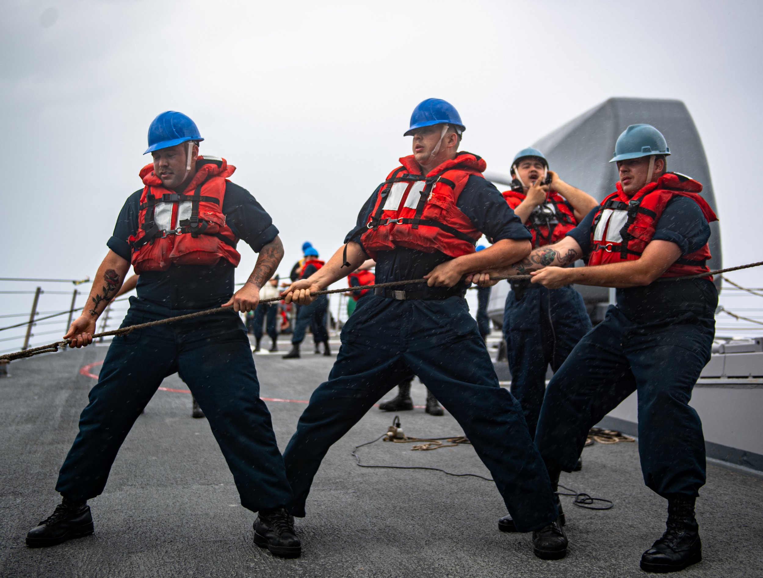  SOUTH CHINA SEA (Aug. 26, 2021) Sailors aboard Arleigh Burke-class guided-missile destroyer USS O’Kane (DDG 77) heave a line during a replenishment-at-sea with Henry J. Kaiser-class underway replenishment oiler USNS Tippecanoe (T-AO 199). (U.S. Navy