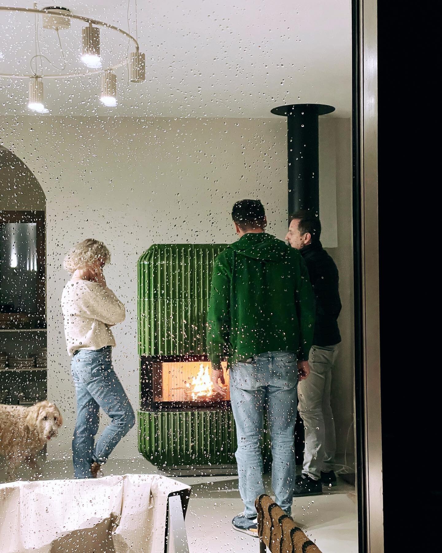 The first fire in a Relief 434 stove

#fireplace #tiledstove #ceramictiles #kachelofen #kamin #kaminbau #hafner #designfireplace #woodstove #interiordesign #homedesign #heating #homeinspiration #stovedesign