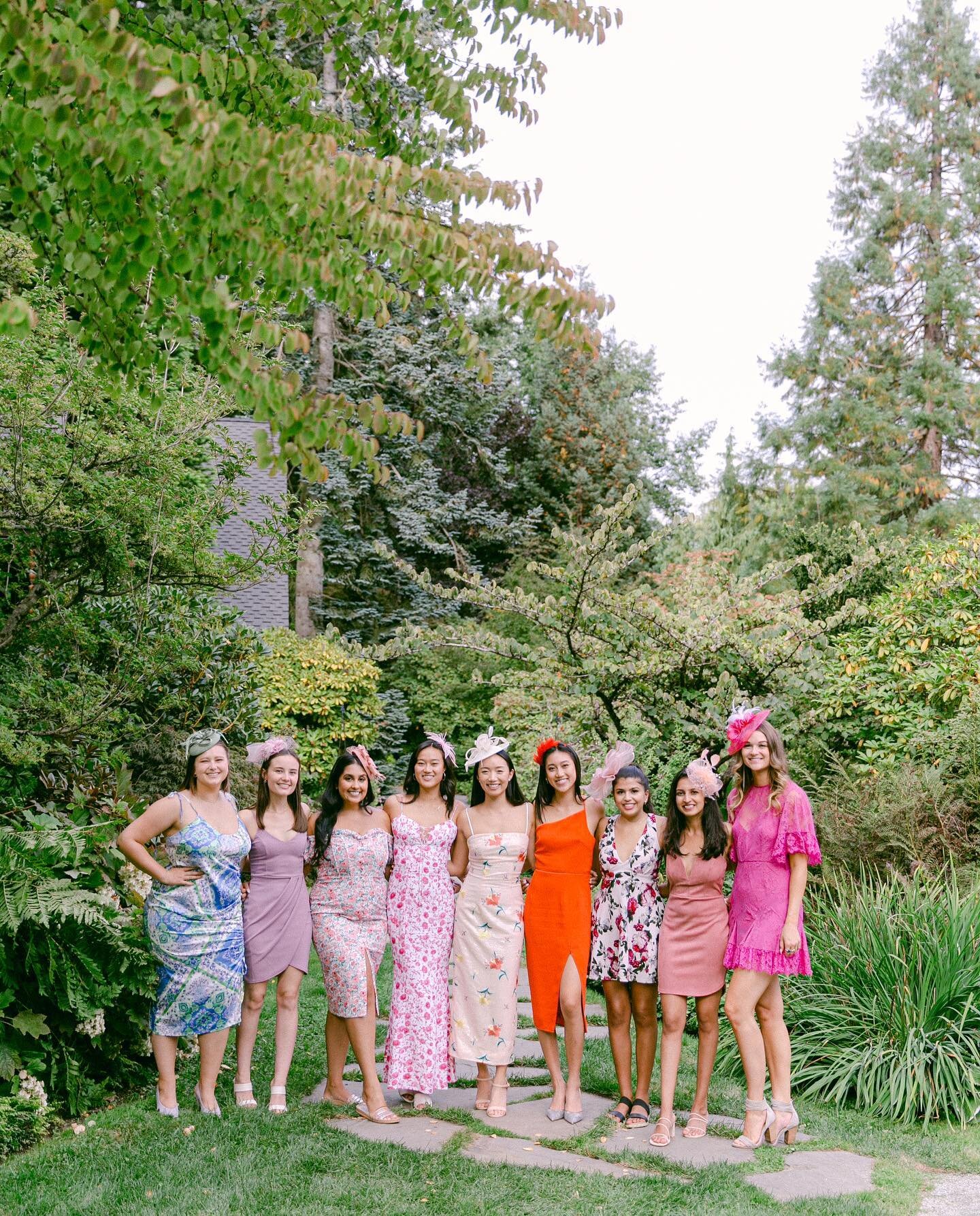 Clara and her bridesmaids rocked the Kentucky Derby rehearsal dinner theme. From  the fascinators to all the beautiful colors, they really looked amazing! 🐎 👒 🌸 
.
.
.
.
.
.
Planning &amp; Design @valleyandco 
Floral @valleyandco 
Venue @bellaluna