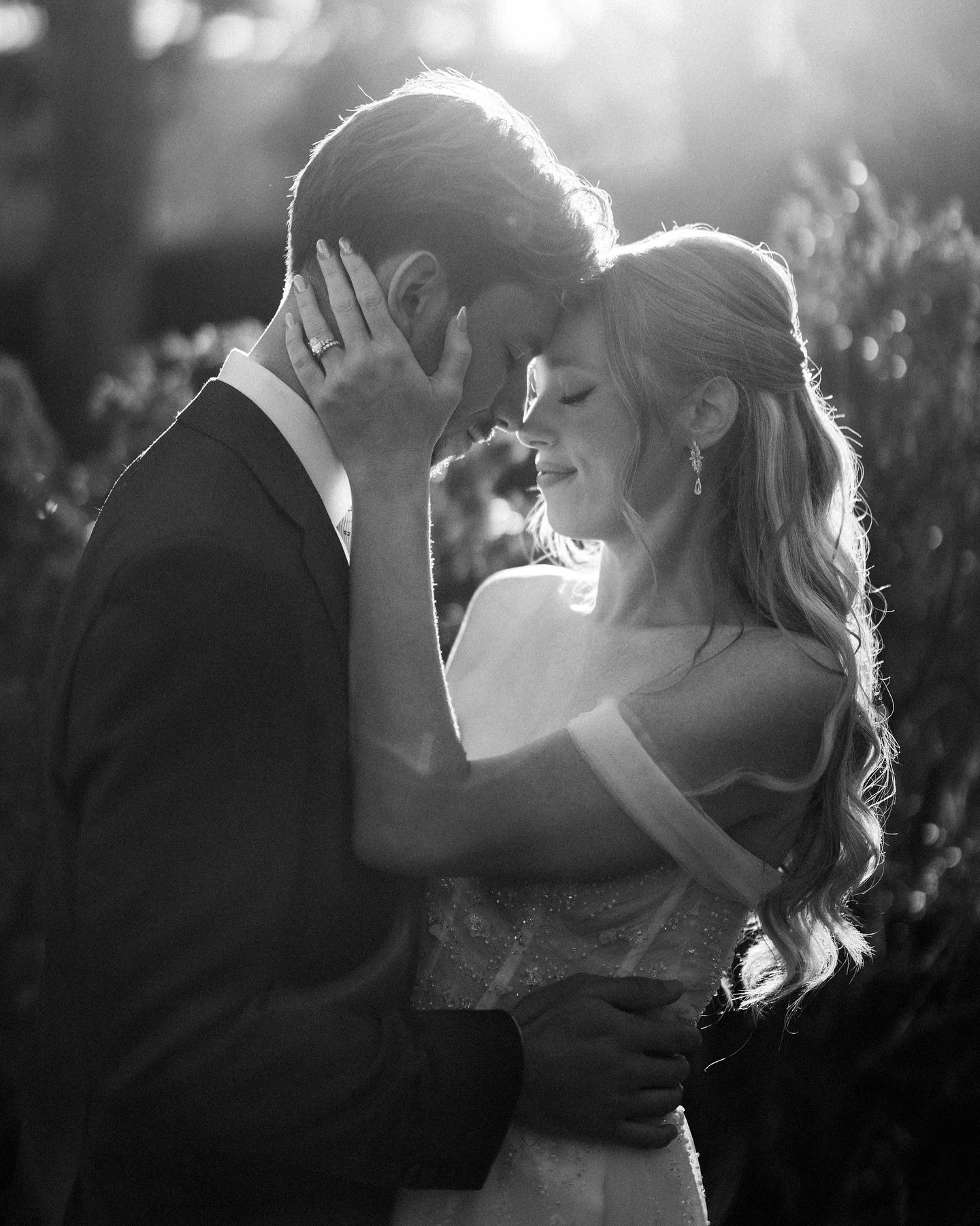 Rafael & Michelle 🥂
Shot with @claudiogoncalves.work 
Video @colibri.films 
Venue @quintadagrilla 
Make Up @lauralucaz.makeup 
Hair @taniadesousahairstylist 
#weddingportugal #quintadagrilla #lisbonwedding #portugalweddingphotographer #lisbonw