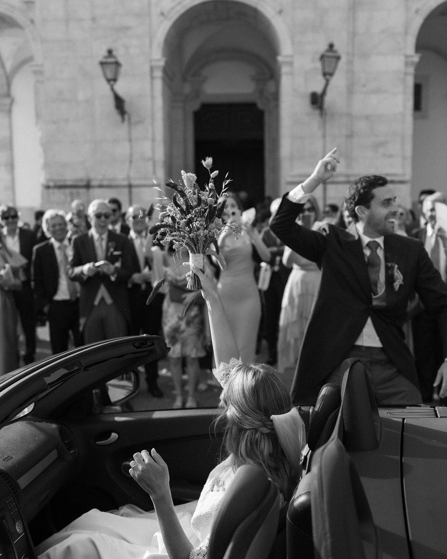Anna & João 🥂
Shot with @miguelvillalvawedding 
Video @rodrigoccamara 
Wedding planner @bluetilesevents 
Dress @pureza_mb_atelier 
Florals @mdecoflowers 
Make up artist @amebeauty.pt 
Venue @solardepancas 
Cocktail band @hangoverband.ofi