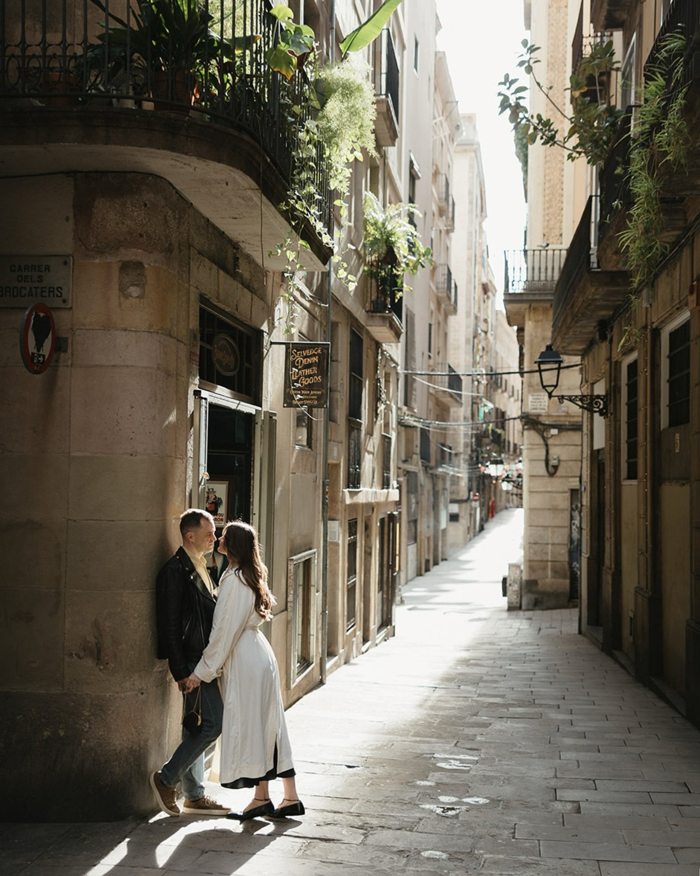 Discovering Barcelona in the morning 

Shot along my friend @joaobarnabe_fotografia 

#portugalweddingphotographer #barcelona #barcelonaphotoshoot #barcelonacouple