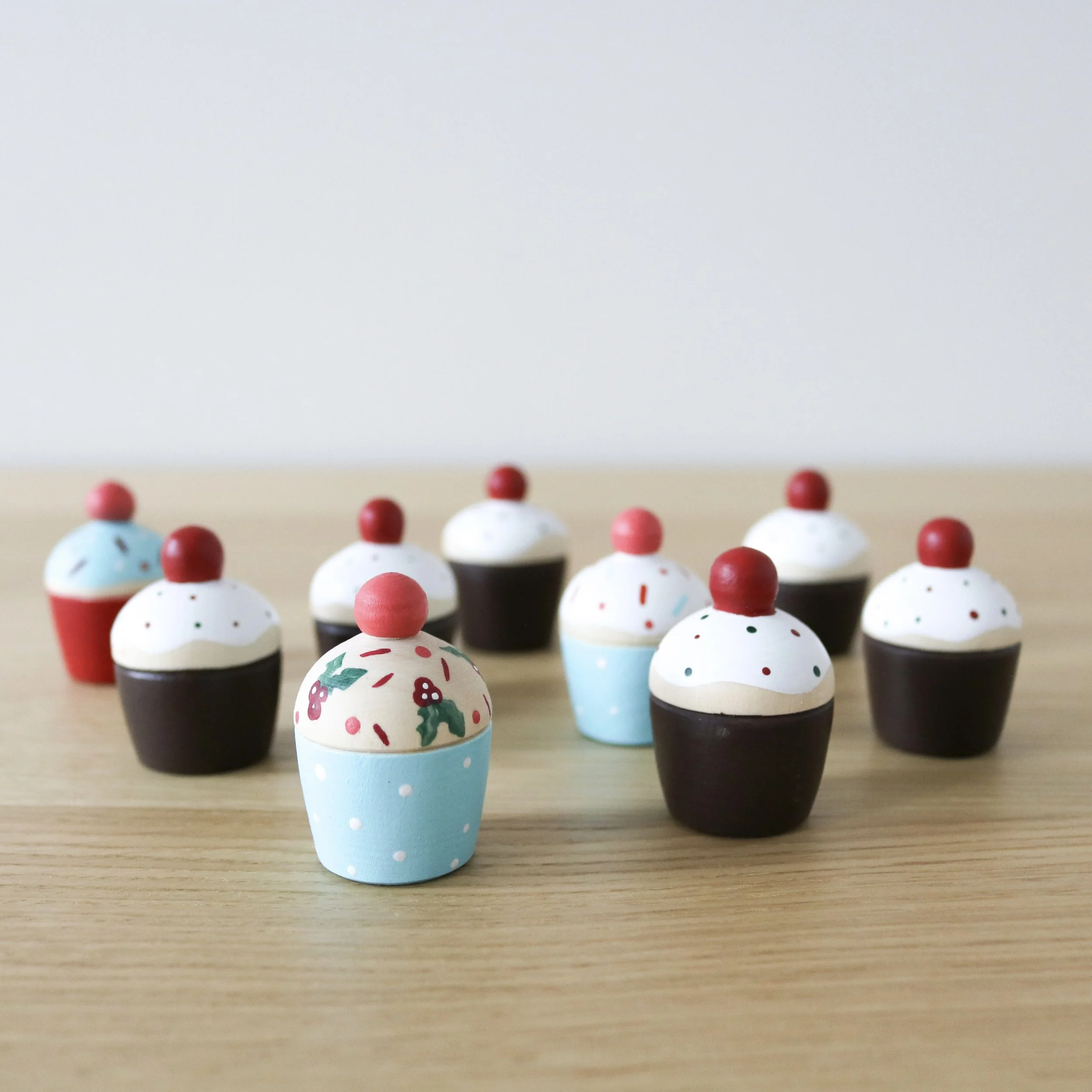 Island Peg Dolls Holiday Cupcakes (9 pcs.)