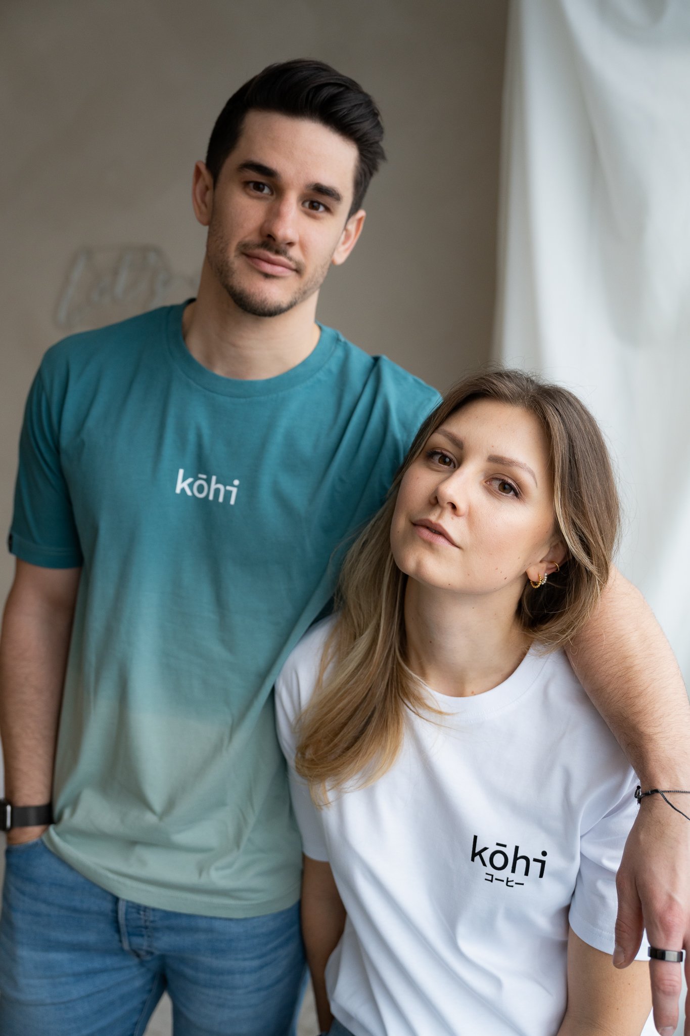 Paar trägt ocean-farbenes Thsirt und weißes kohi-Shirt.