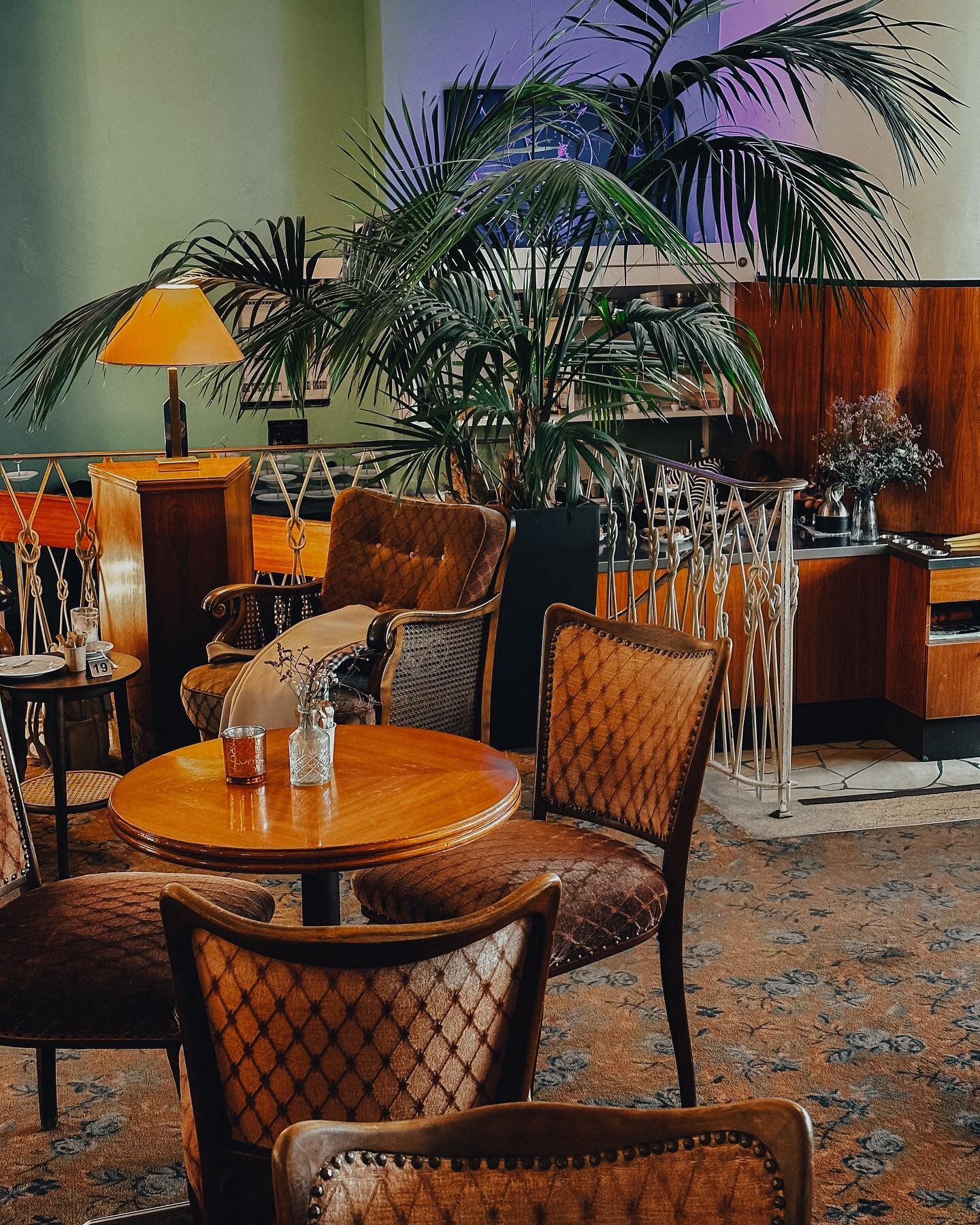 Caf&eacute; hop back in time!🕰️ Im Caf&eacute; Leye in Witten f&uuml;hlst du dich ein bisschen in die Vergangenheit zur&uuml;ck versetzt. Wir haben uns durch die leckeren (oft veganen und glutenfreien) Kuchen probiert und sind bei den geilsten Crois