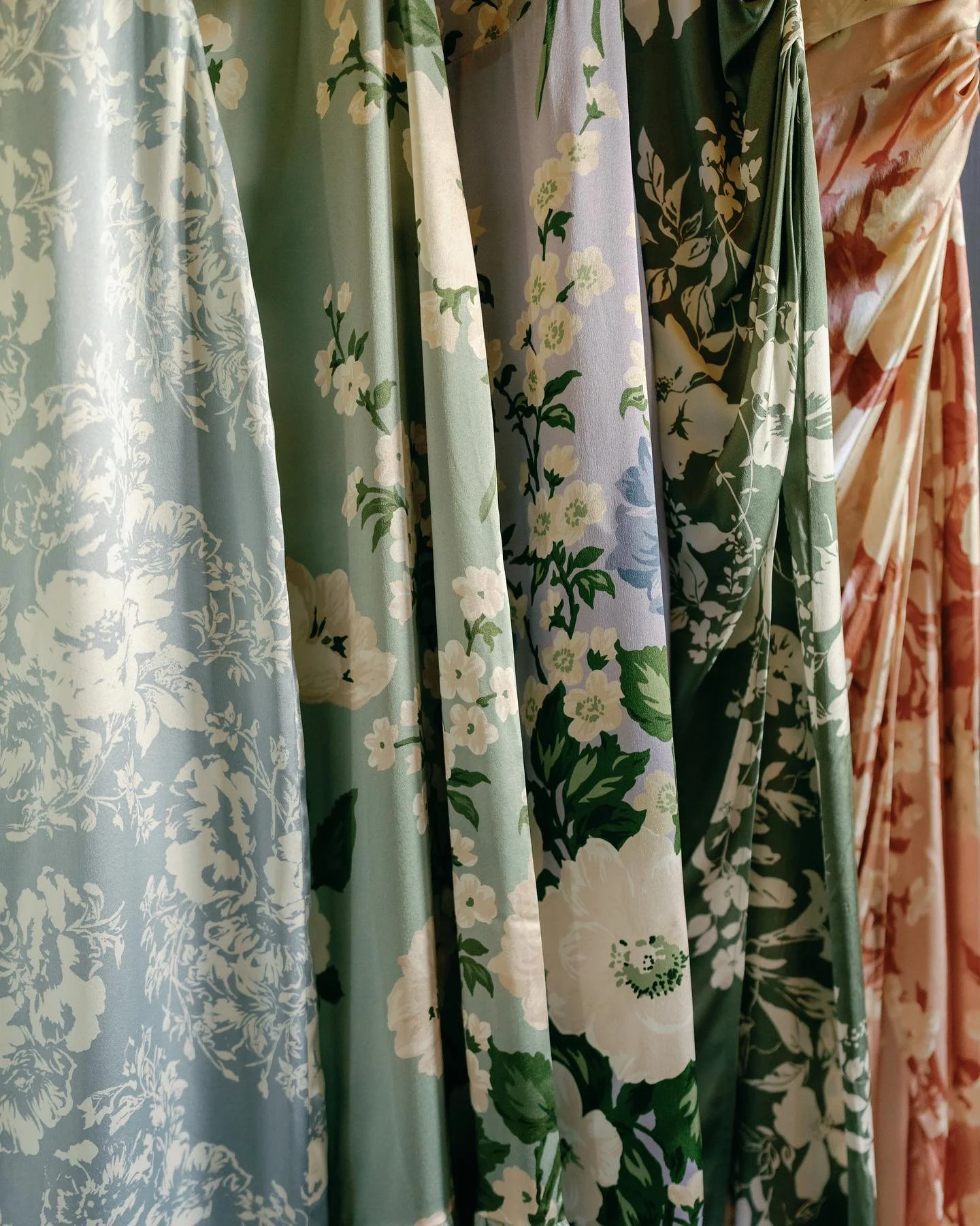 Mix and match bridesmaids dresses: the ultimate game-changer. 

Ditch the traditional uniform look and let your bridesmaids shine in their own unique style. Plus, it&rsquo;s a great way to:

✨ Accommodate different body types and skin tones
✨ Add vis