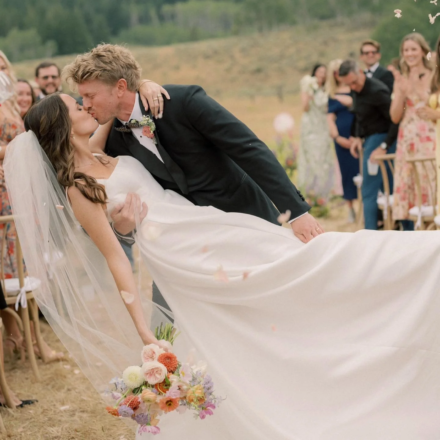 From the amazing band @dancedoctorsband to the late night @bigwoodbread cookies to the fact that this wedding was at the groom&rsquo;s parent&rsquo;s home in Sun Valley, Julia and Tanner&rsquo;s wedding was so fun and special. @juliastapleton - You t