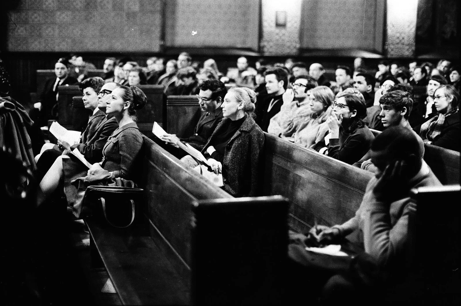 Church of the Epiphany allowed controversial meetings and discussions, including anti-draft meetings, as pictured on January 14, 1968. Photo: ST-15001631-0029, Chicago Sun-Times collection, Chicago History Museum