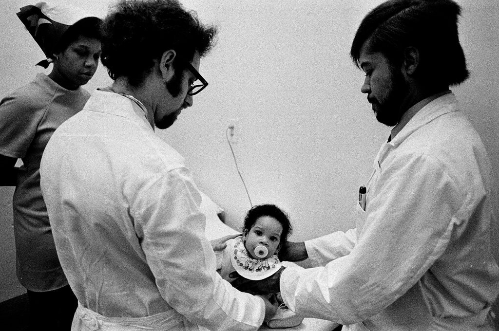 Patients were seen by general physicians, gynecologists, obstetricians, pediatricians, optometrists, and dentists. There were volunteer nurses, lab technicians, receptionists, and clerks. Photographer John White, December 10, 1970, ST-19030984-0028, 
