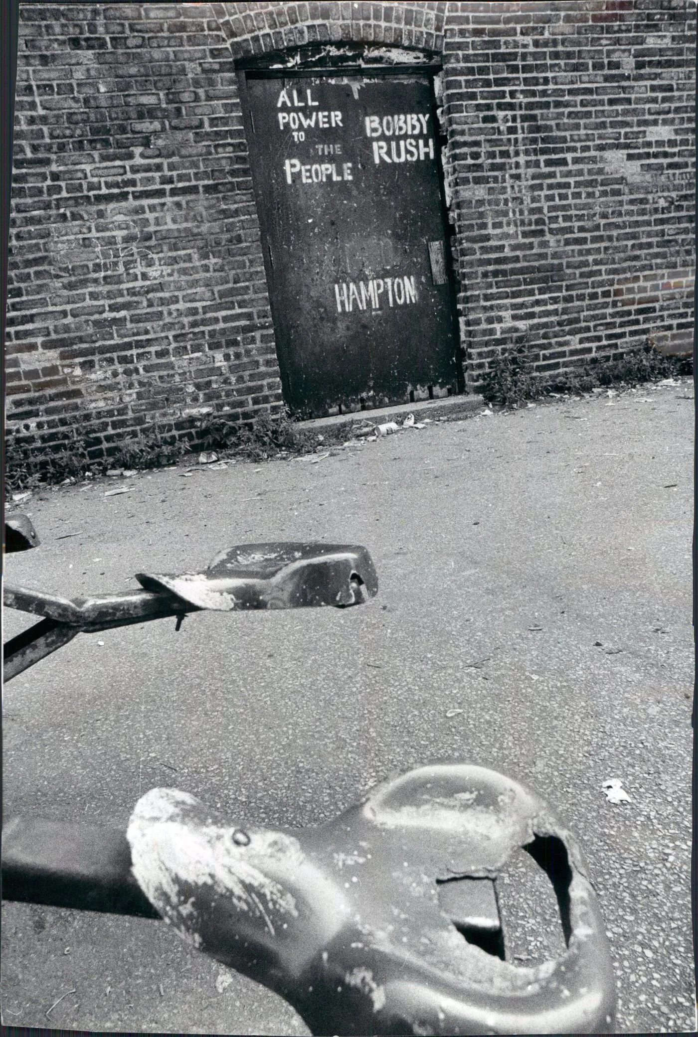 Photograph of 4233 S. Indiana after the Illinois Chapter ceased operations, Sept. 16, 1974. Photographer Ernie Cox Jr., Chicago Tribune