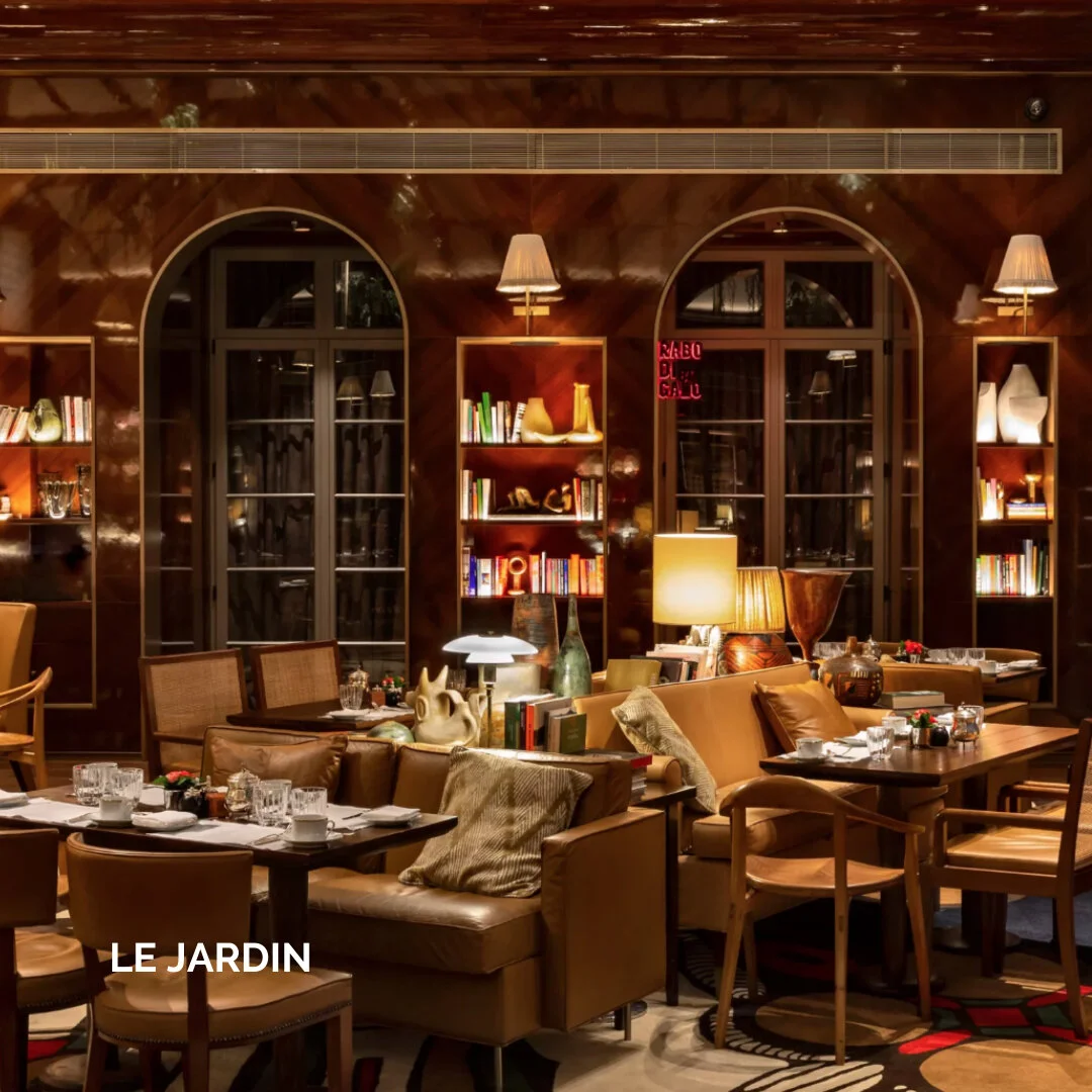 “O Le Jardin  é uma evolução sofisticada do típico lounge do lobby do hotel, o Le Jardin funciona 24 horas e atende a todos. Café da manhã, almoço, lanches leves, jantar, sobremesas e uma ampla variedade de bebidas estão disponív