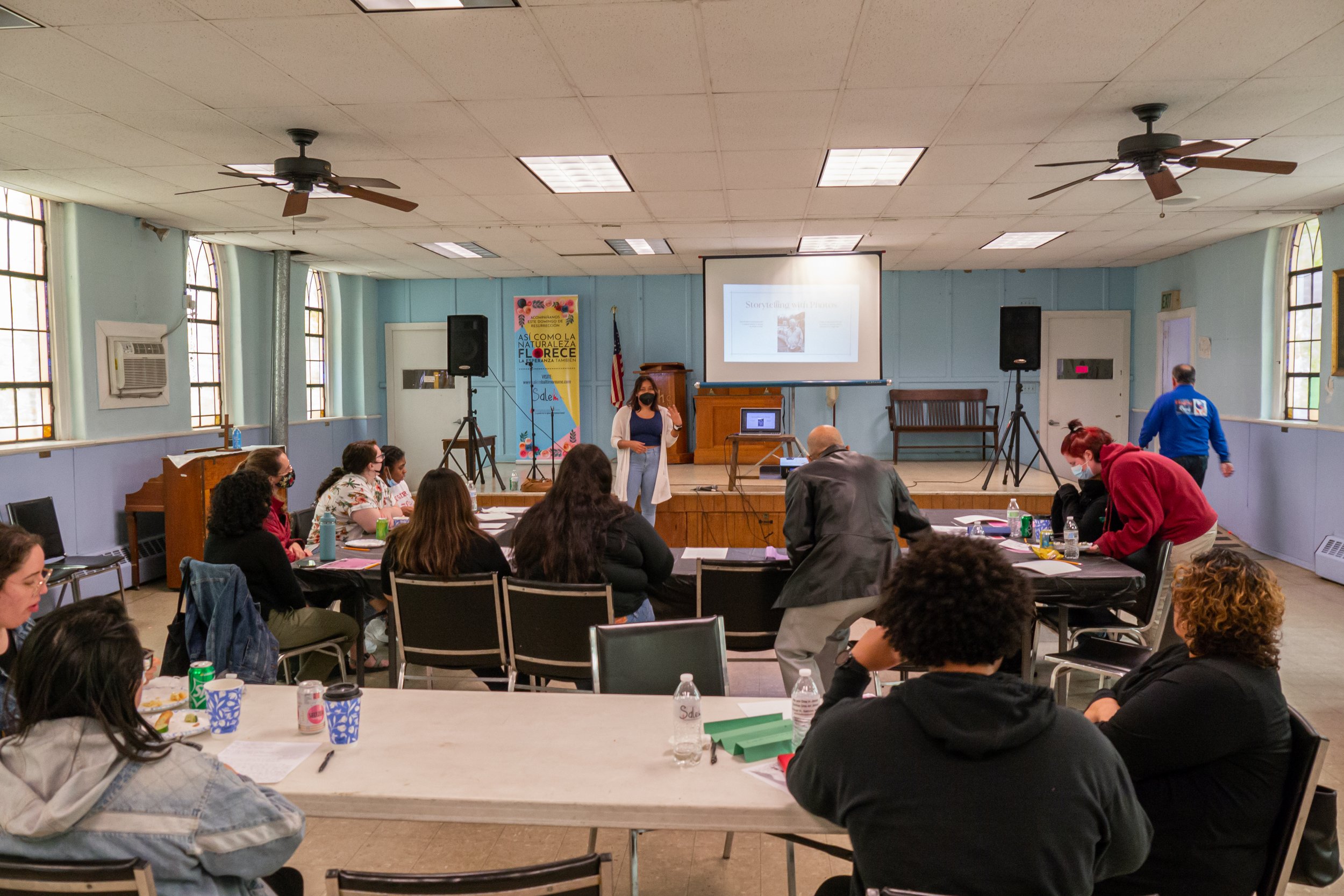 Mariana Orellana facilitating her workshop "Storytelling through Photographs" at the event Recuerda, tu eres arte