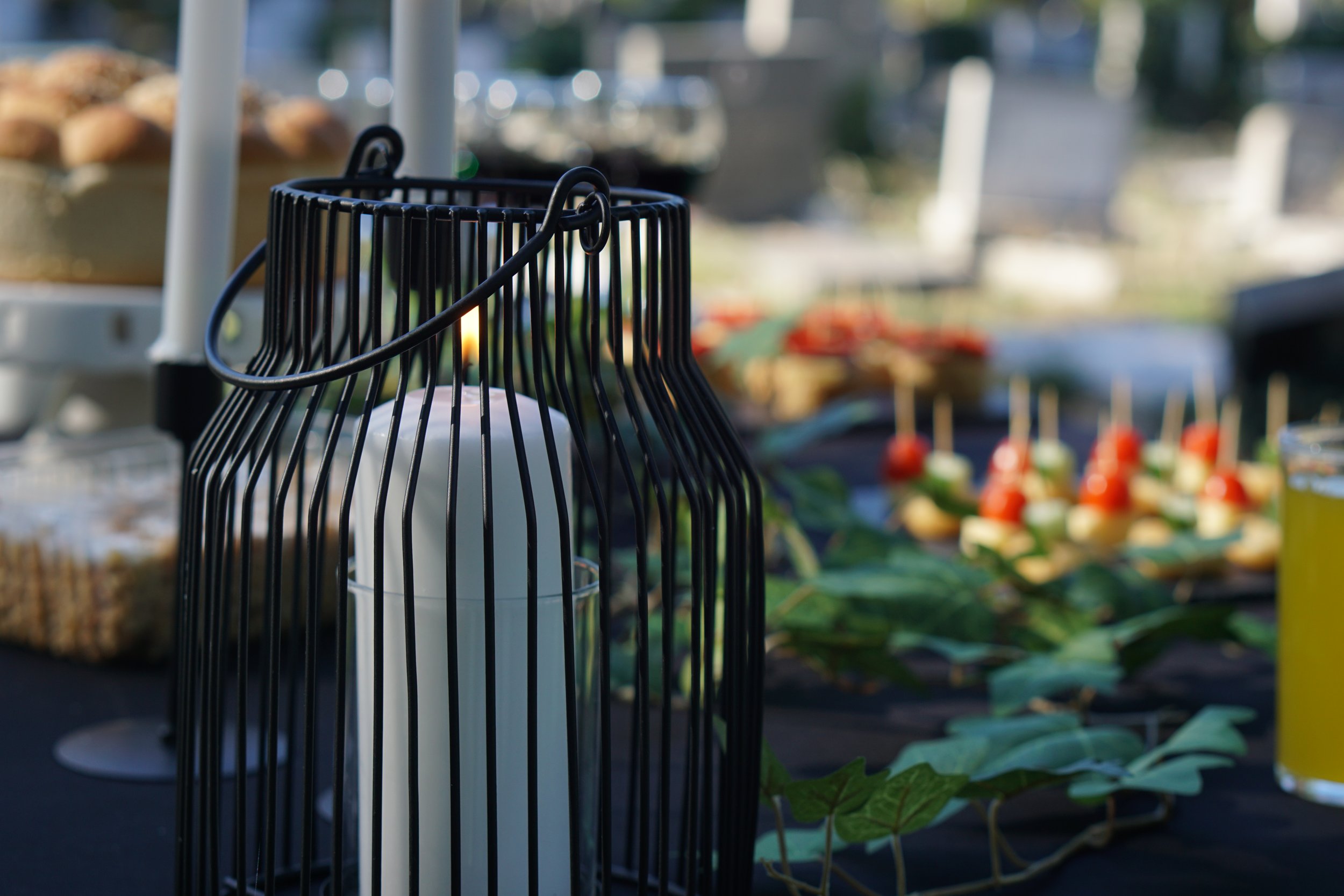 Погребална агенция Последна Почит - свещ на маса за раздаване