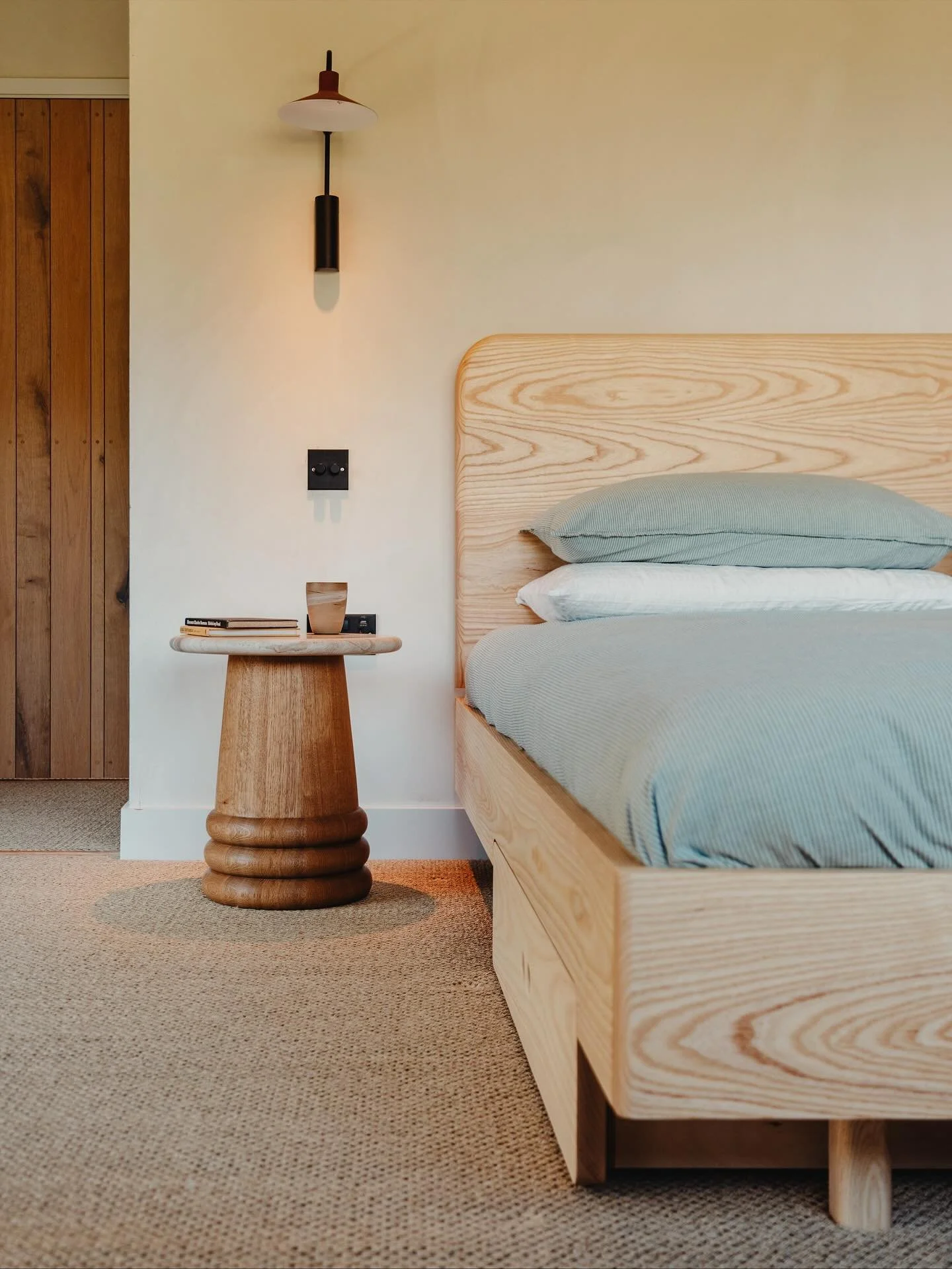 Border bed in ash accompanied by our oak and marble Fraser #table. Follow the link in bio for more images on our website. 

Wall lighting by Christophe Mathieu for @boverbarcelona 
📷 @lucygold
