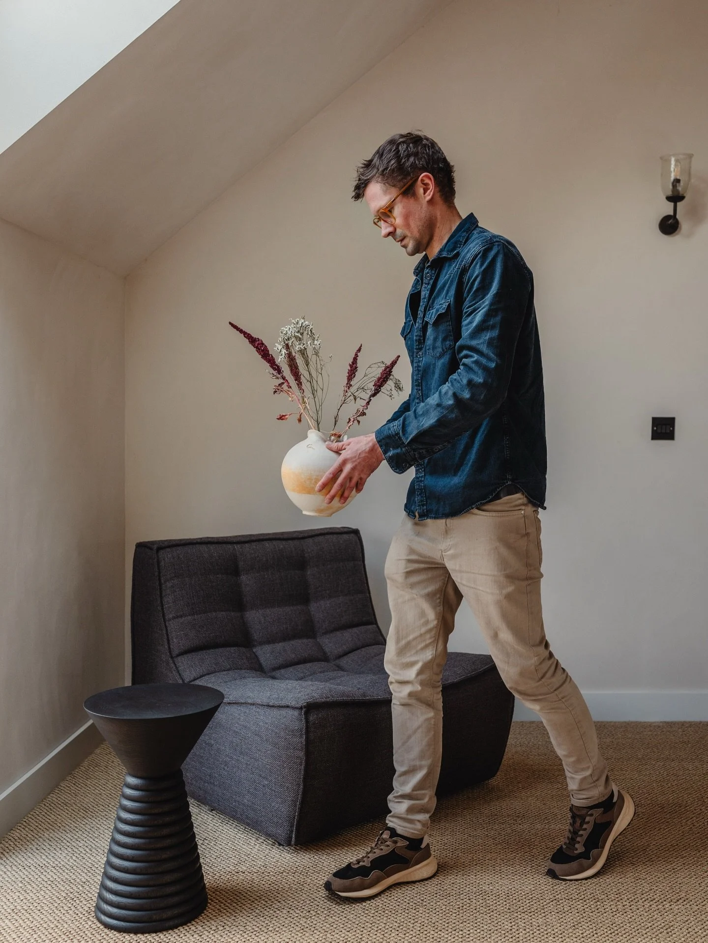 Stained black. Hand-turned on a lathe.
Our Mia side table with an Ethnicraft chair and a sculptural vase by @changcreations.

#interiordesign #interiorinspo #moderninteriors #timelessdesign #homeaesthetic