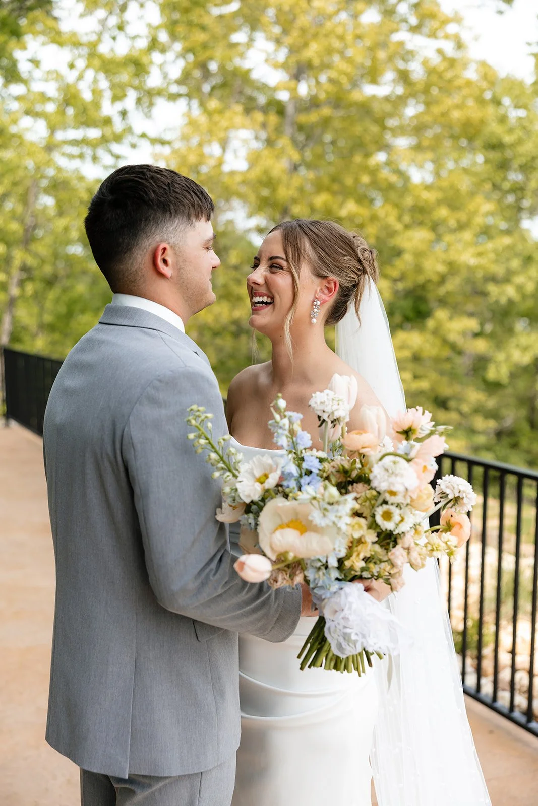 The Golden Palette Beauty is a trusted luxury bridal beauty team serving NWA with on-site makeup and hair services. Using high-end professional beauty brands. Glass Haus Weddings Branson Missouri Big Cedar Lodge Top of the Rock Northwest Arkansas