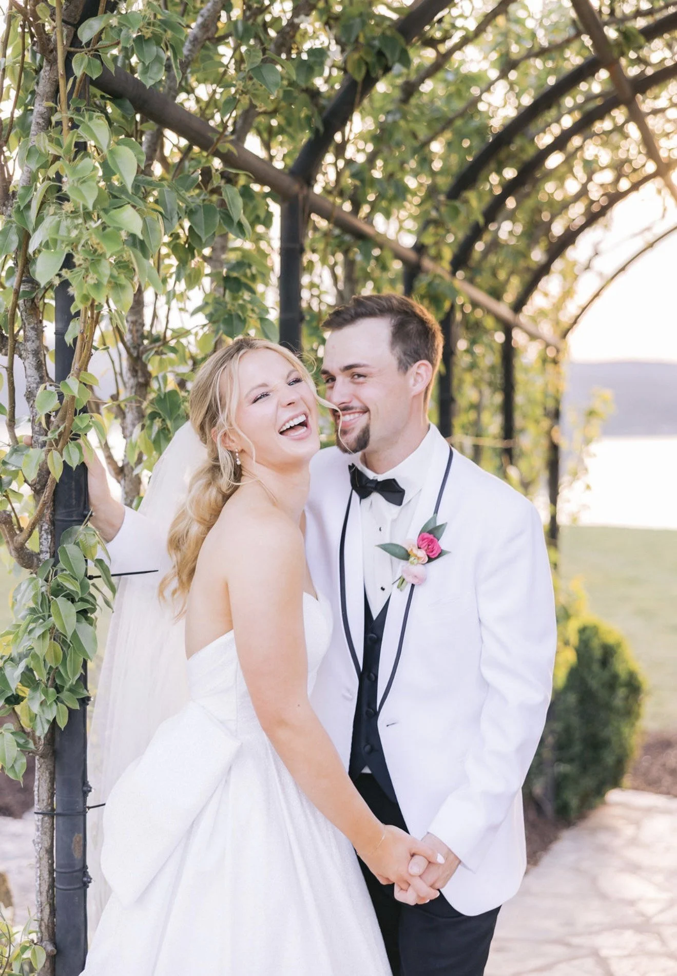 The Golden Palette Beauty provides on-site luxury bridal makeup and event hair services across the Midwest, including Kansas City, Branson, and Springfield, MO, as well as Bentonville, Fayetteville, and Cave Springs, AR. 