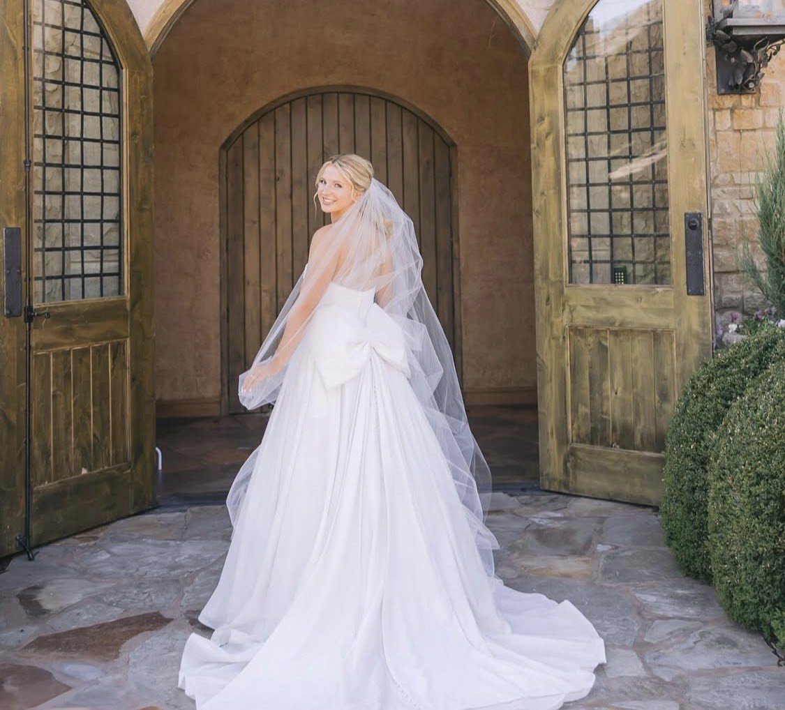 The Golden Palette Beauty brings a calm, professional presence to weddings and events, delivering a seamless beauty experience at upscale venues, private estates, and destination locations such as Big Cedar Lodge and Osage in Cave Springs Arkansas.