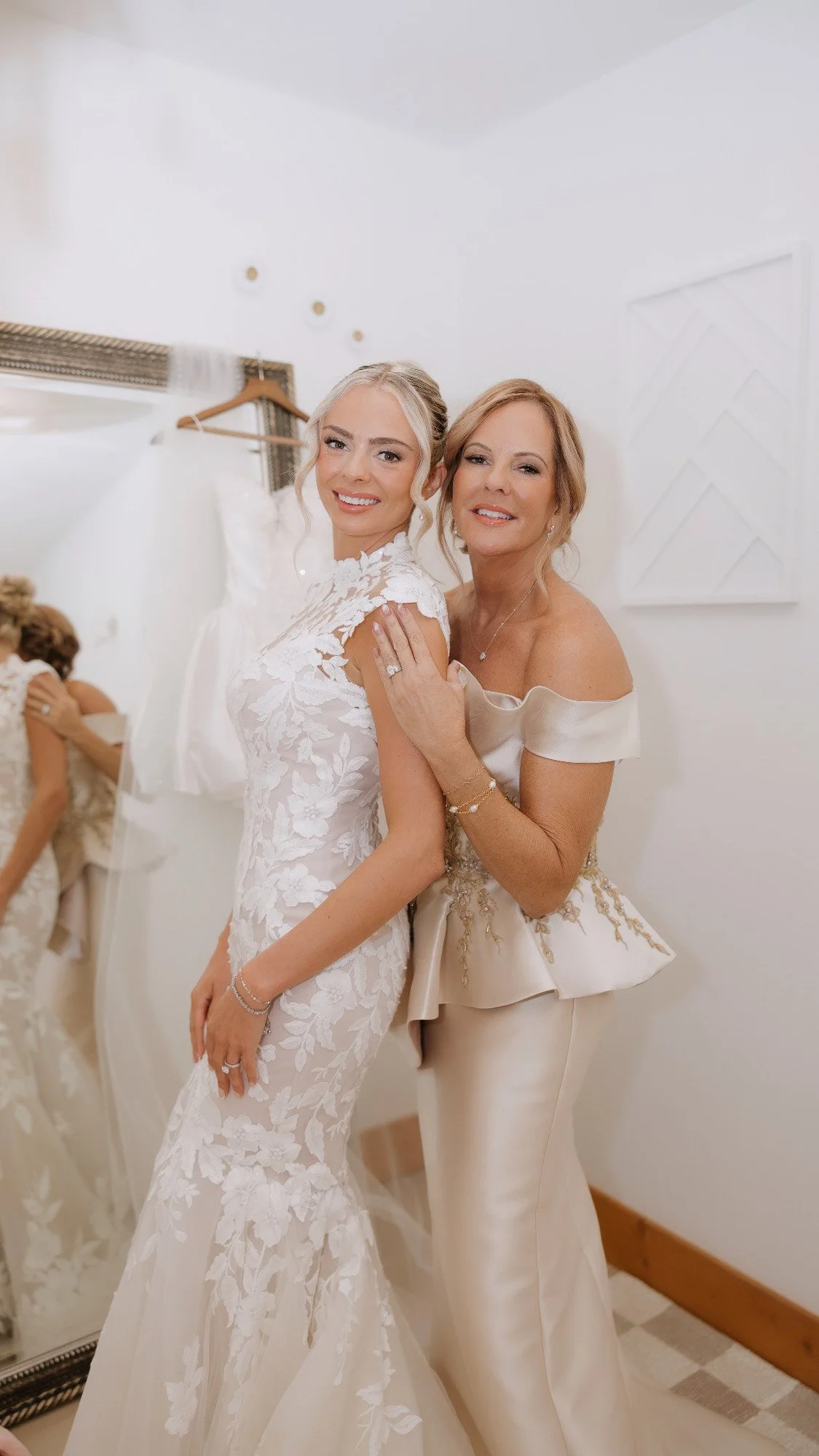 The Golden Palette Beauty is a trusted luxury bridal beauty team serving NWA with on-site makeup and hair services. Using high-end professional beauty brands.