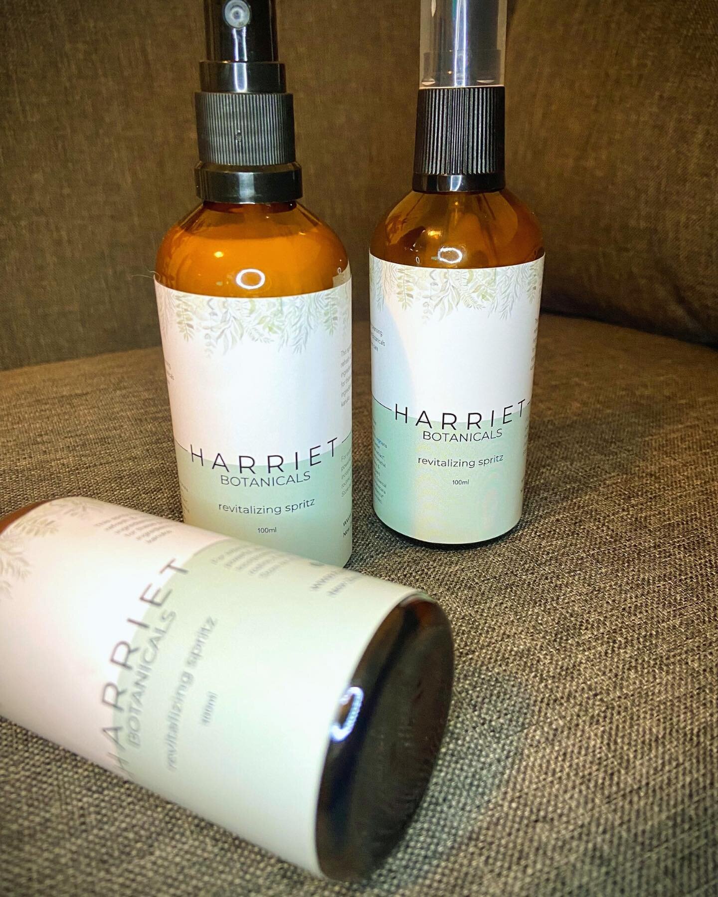 Harriet Botanicals Revitalising Spritz&hellip;.
Detailing the active ingredients in this beautiful refreshing toner. 

#harrietbotanicals #naturalskincare #herbalskincare #organicskincare #toxicfreebeauty #witchhazel #kanuka #geranium #toner #freshsk