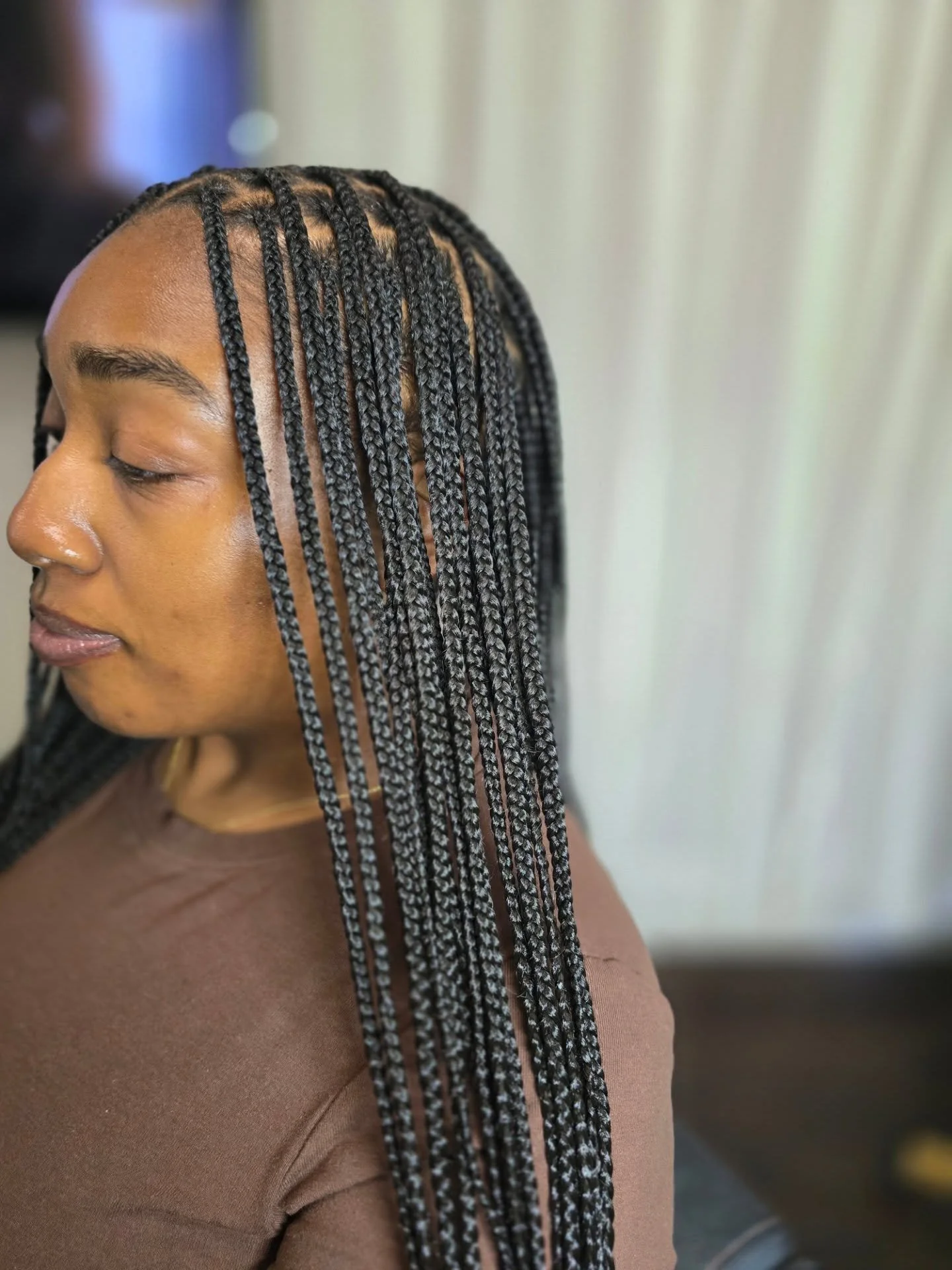 All Summer.

We're doing lightweight [per usual].
Clean parts [per usual].
Tension free [per usual].
Longlasting [per usual].

Welcome to the party....

Smedium Knotless Braids at @thebetterstylistco are always customized to support your natural dens