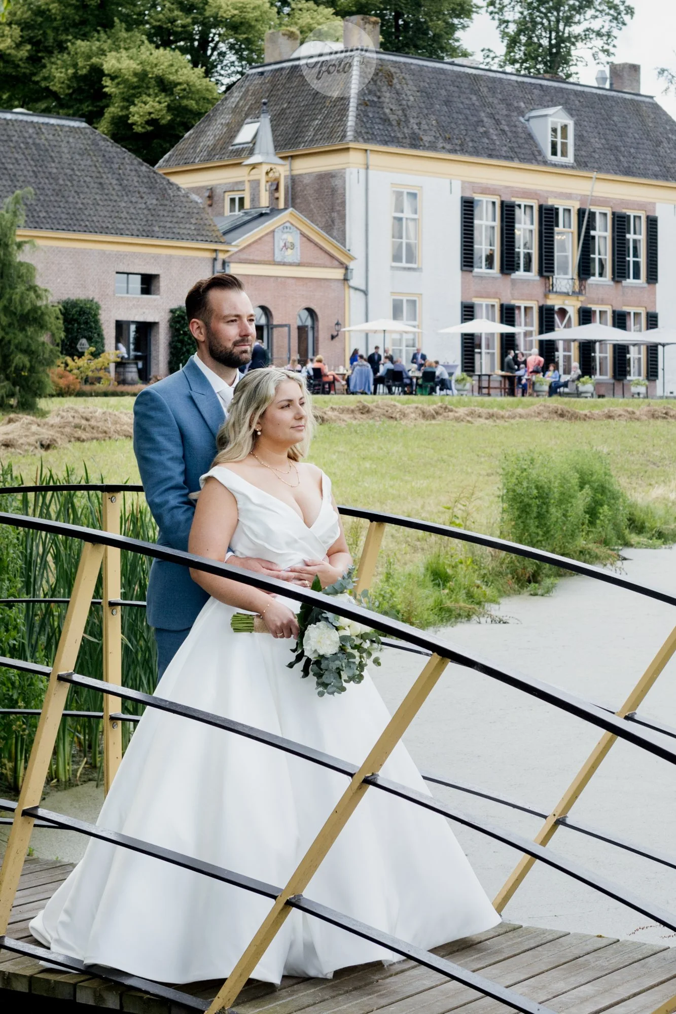 Bruidspaar samen voor Huis Brakel