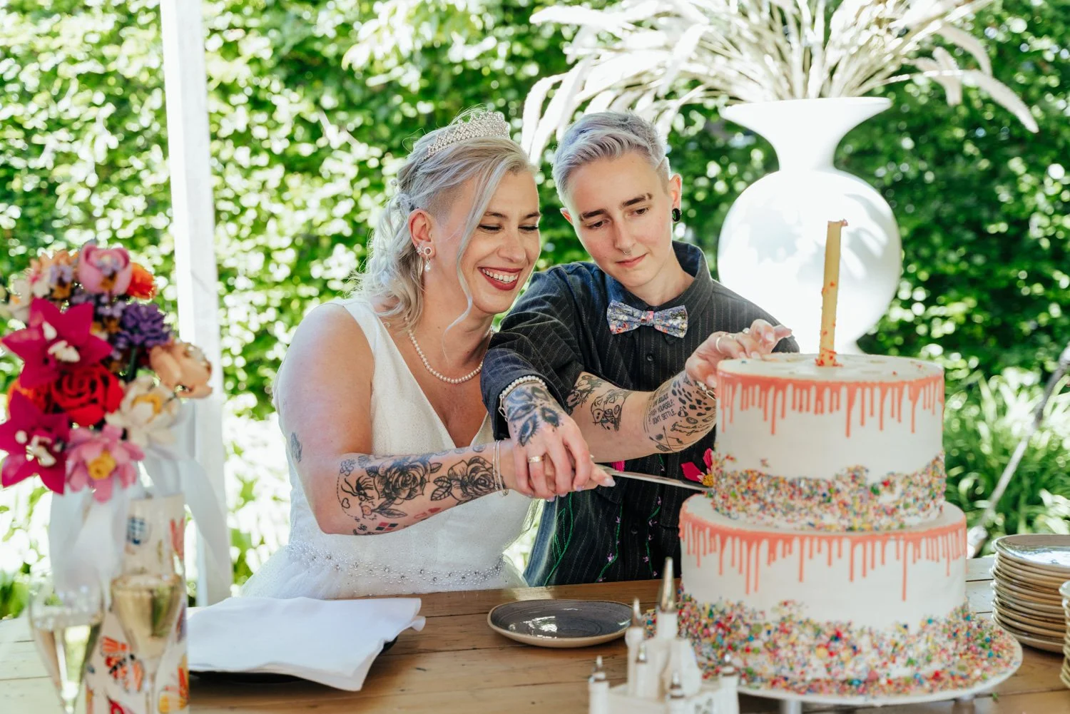 Bruidspaar bij het aansnijden van de taart