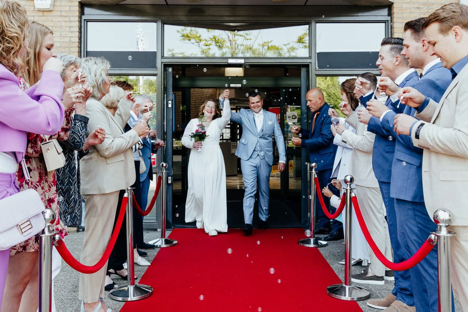 Bruidspaar loopt naar buiten bij Gemeentehuis Hardinxveld