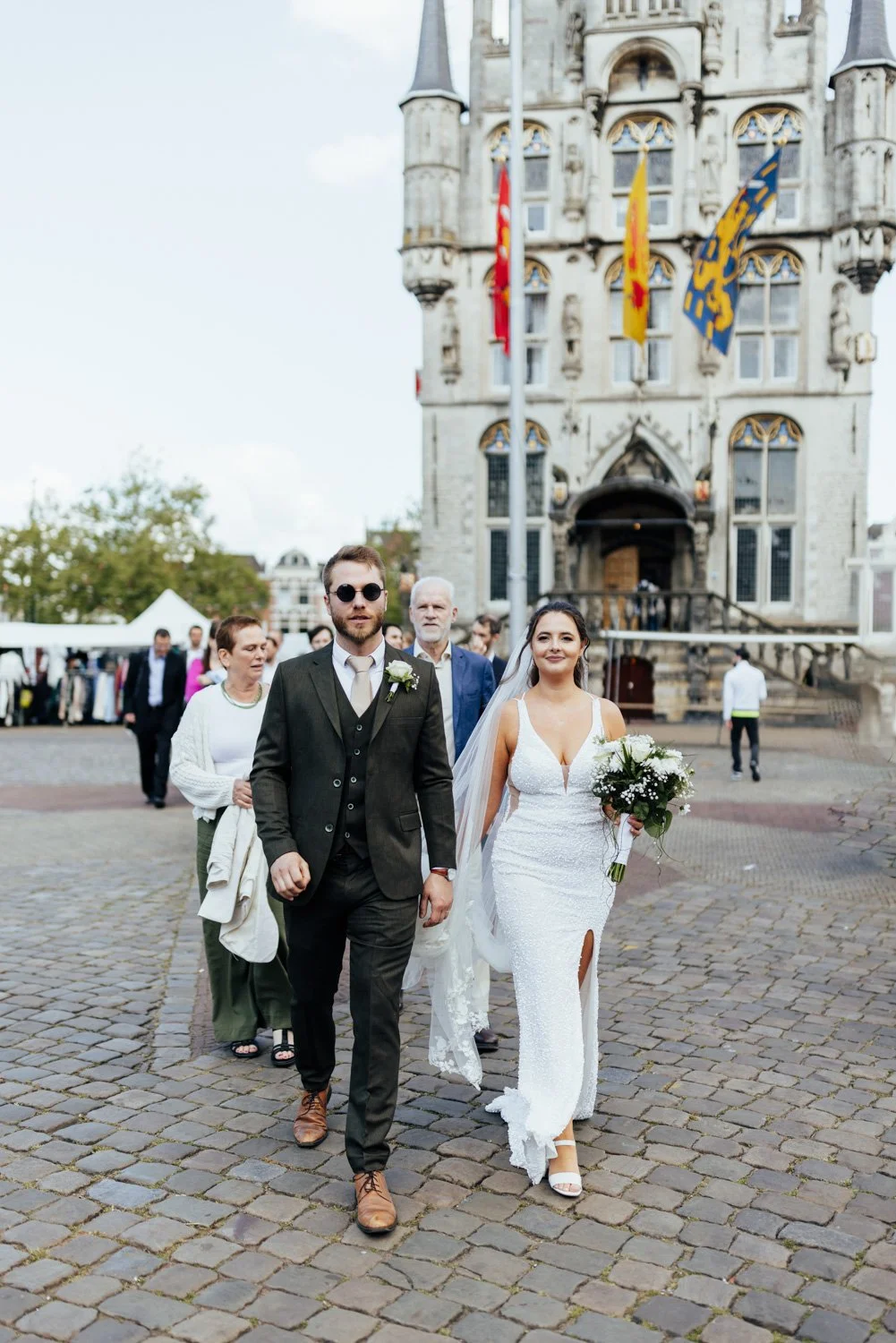 Bruidspaar bij het oude stadhuis in Gouda