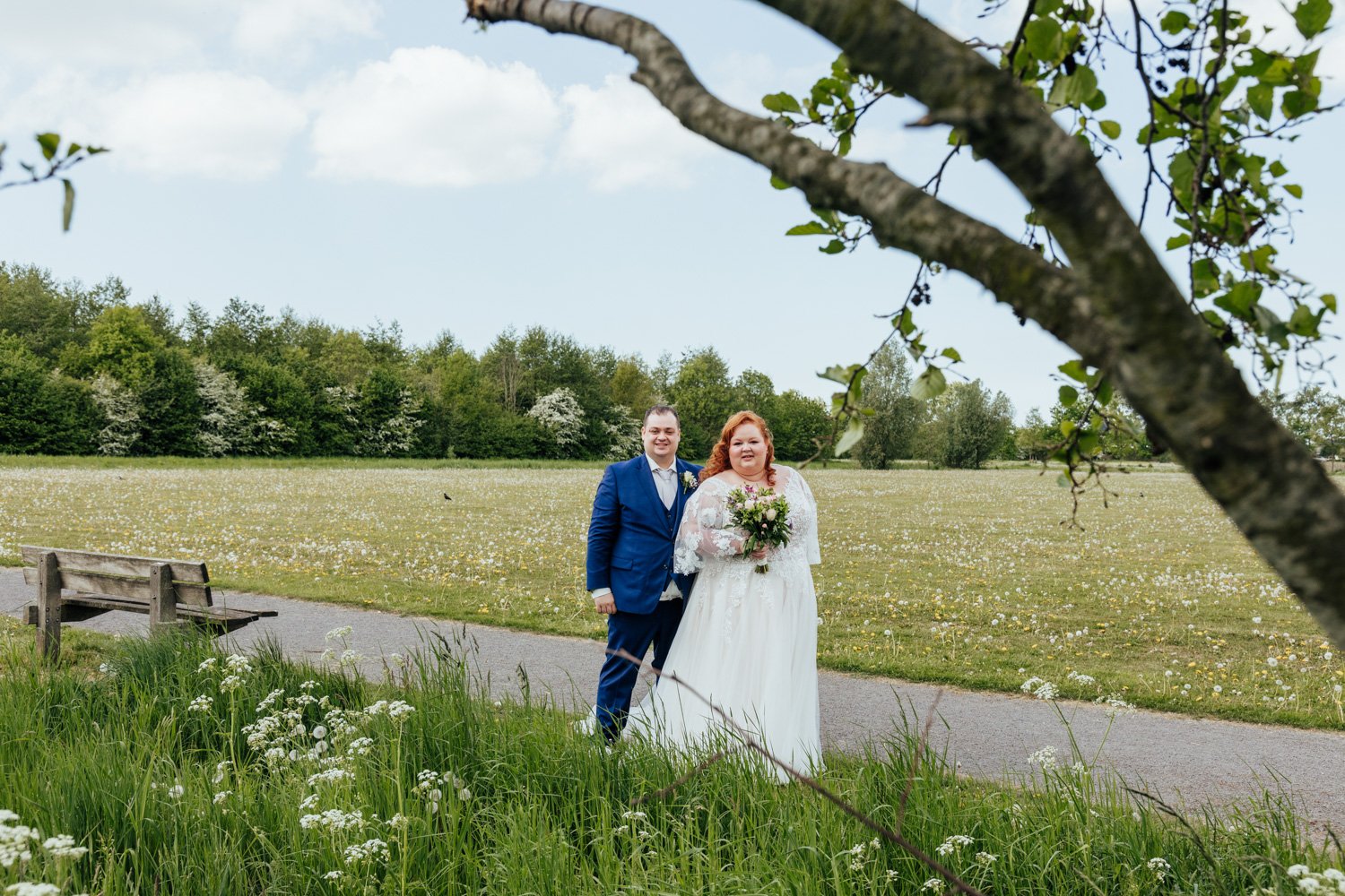 Fotoshoot bruidspaar in het groen