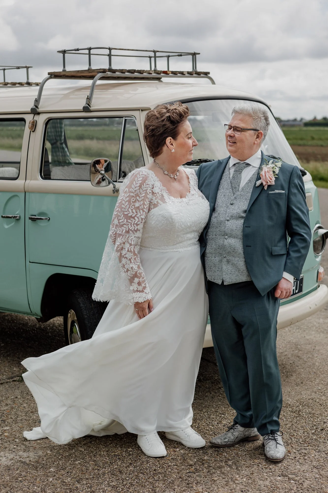 Bruidspaar bij hun VW trouwbusje