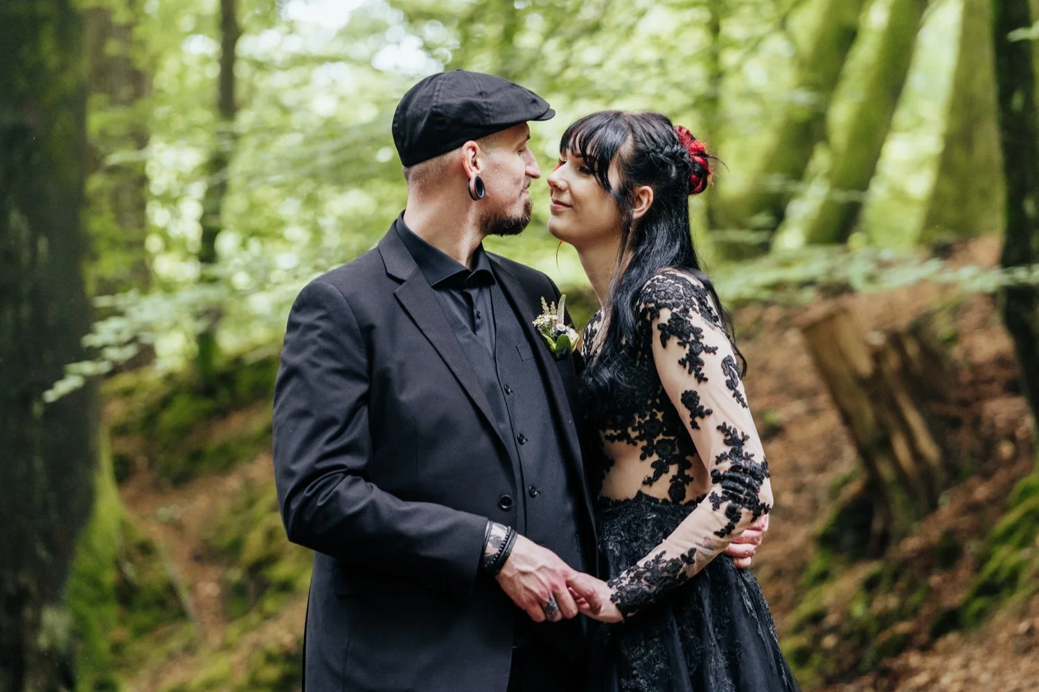 Bruidspaar in het zwart bij Boutique Hotel Beekhuizen