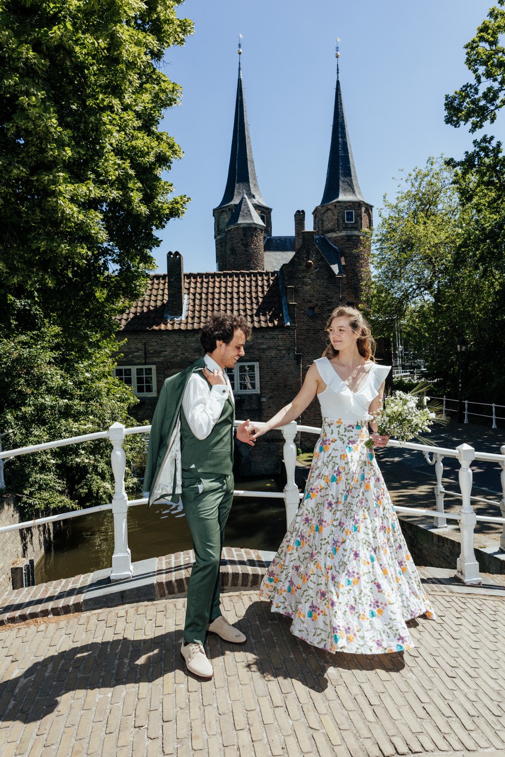Bruidspaar hand in hand bij de Oostpoort in Delft