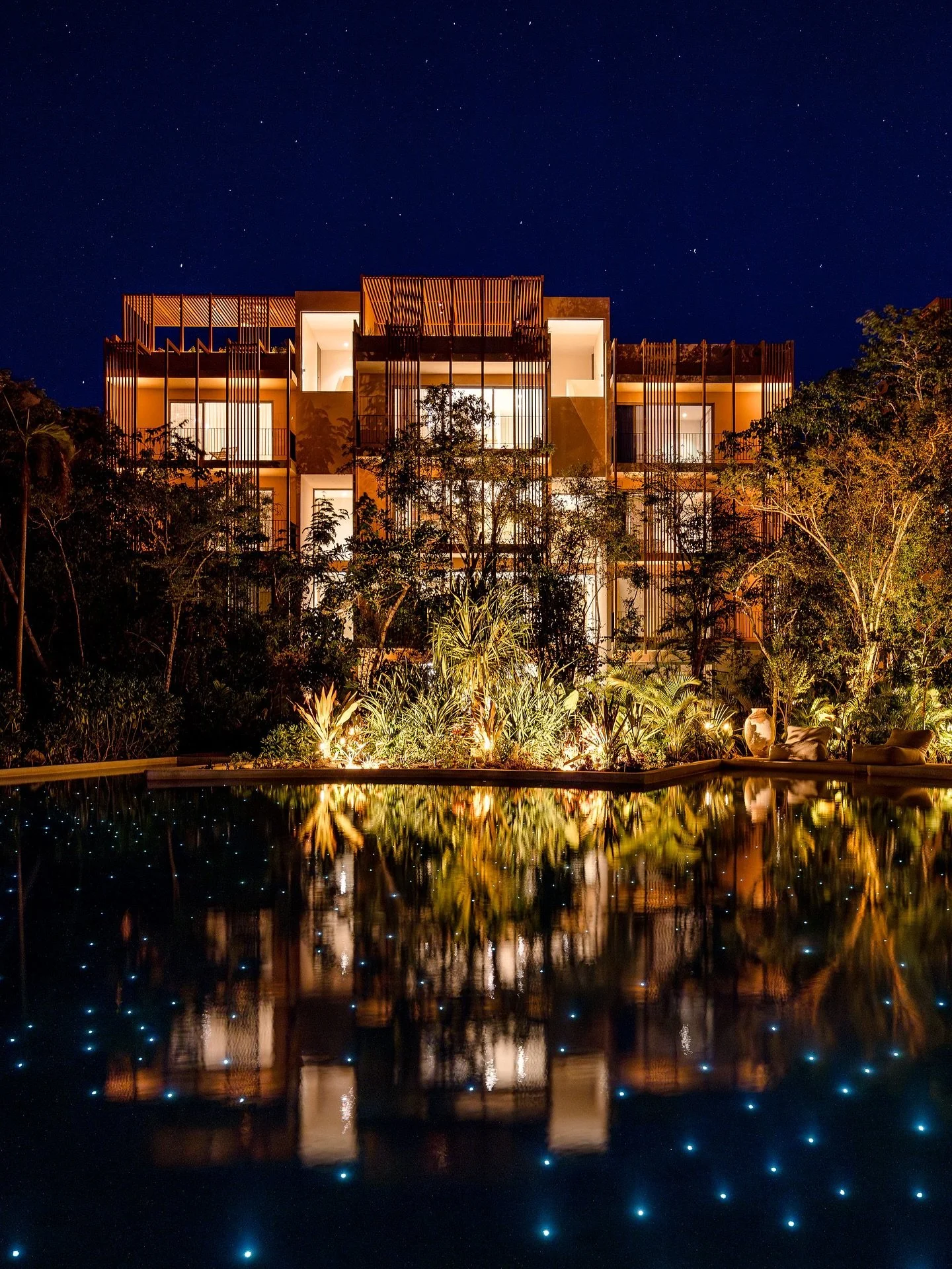 When the sun sets, Aflora lights up, revealing another side of its magic. ✨
Reflections, stars, and soft architectural glow turn every evening into a masterpiece.

Invest in a place where every night feels like this.
📍 Discover Aflora Tulum. Live. S