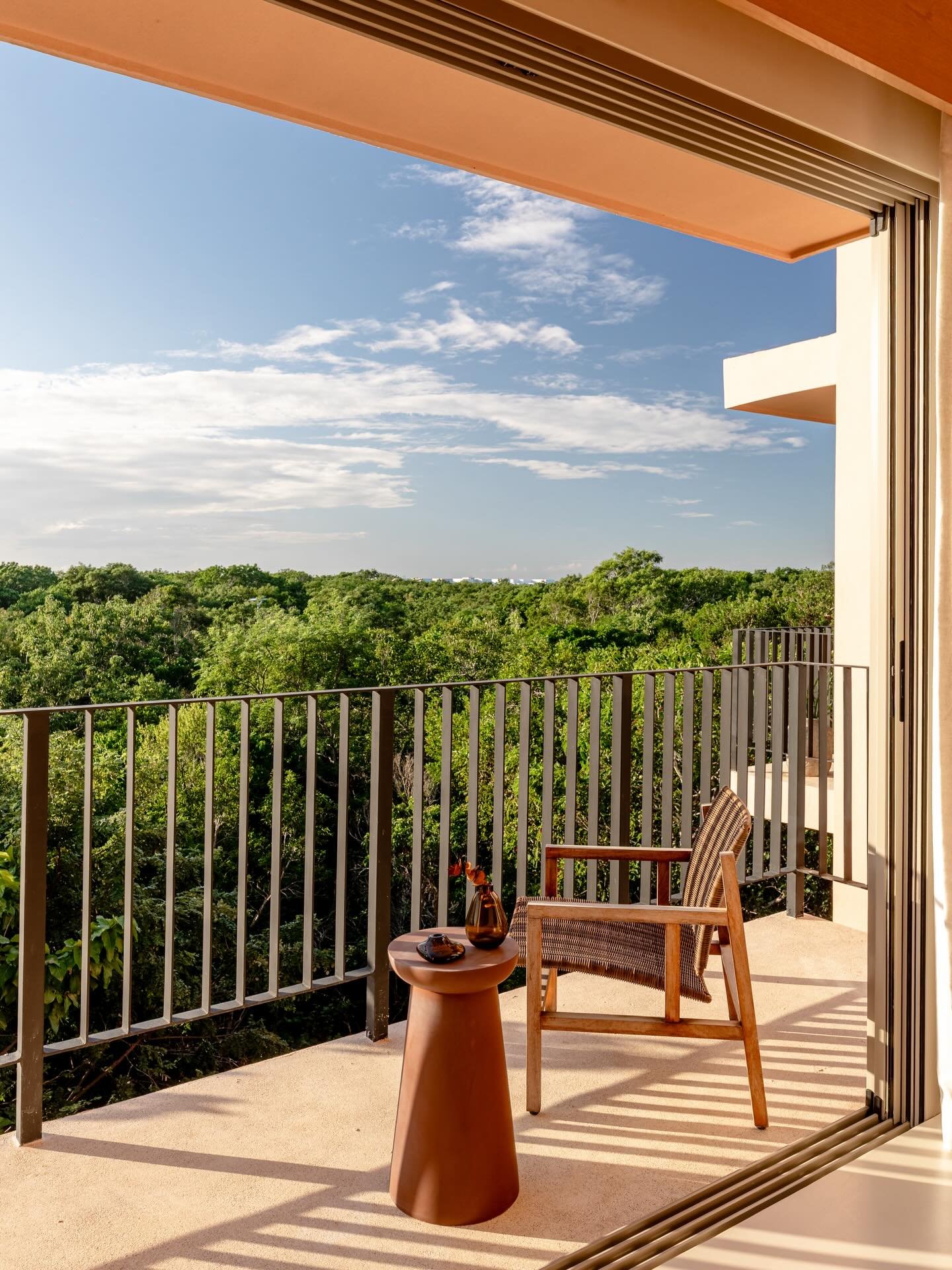 Golden hour hits different at Aflora. ✨🌿

When the sun melts into the jungle and your private terrace becomes the best seat in Tulum. Warm light, soft breeze, and that endless green view.

This is your everyday sunset.
.
.
.
.
#AfloraTulum #tulumrea