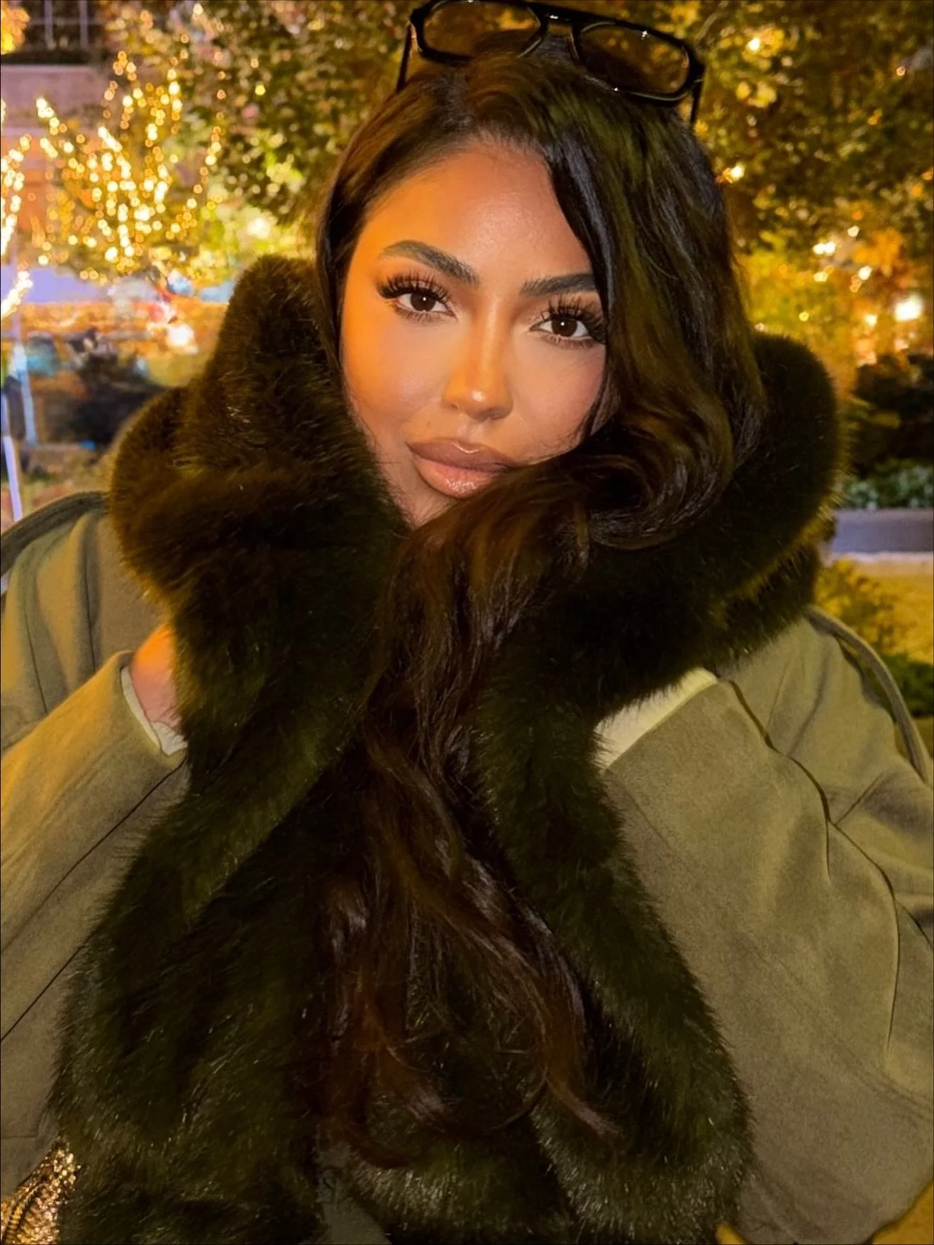 Fall night! π
MAKEUP DETAILS :
Brows & Eyes: @anastasiabeverlyhills 
Base: @patricktabeauty foundation + @tartecosmetics Shape Tape concealer
Contour: @lorealparis 
Powder & Bronzer: @giorgioarmani Armani
Blush: @rarebeauty 
Lips: @makeupf