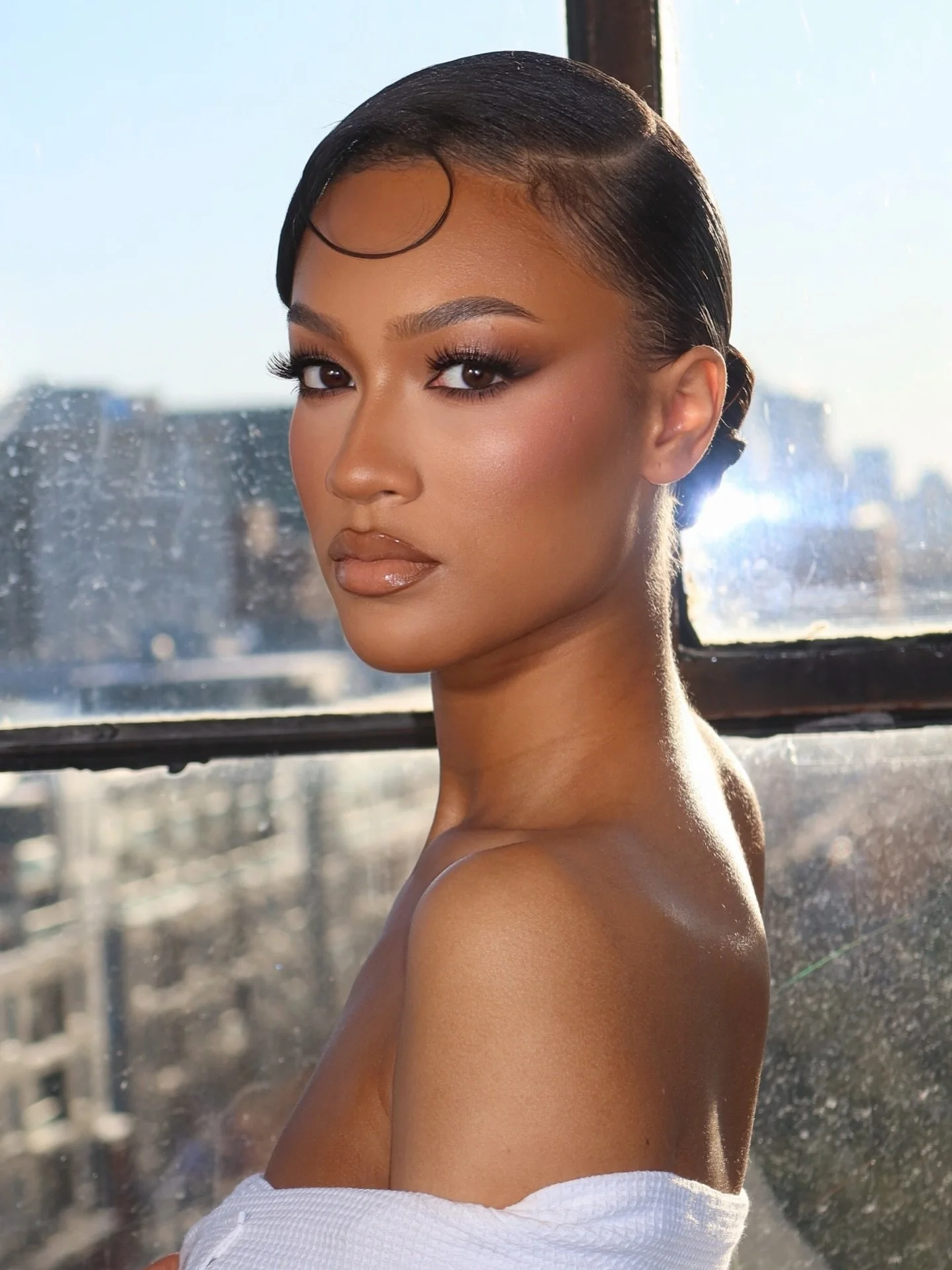 Clean sculpted SNATCHED!!!! For @beb.experience 

Designer : @ledahofficial 
Model : @alyson_trpn 
Hair:  @nabellahairstyle @achaia_select 
Studio : @studiosgiovanelli 

#makeup #makeuplook #makeupartist #montrealmakeupartist