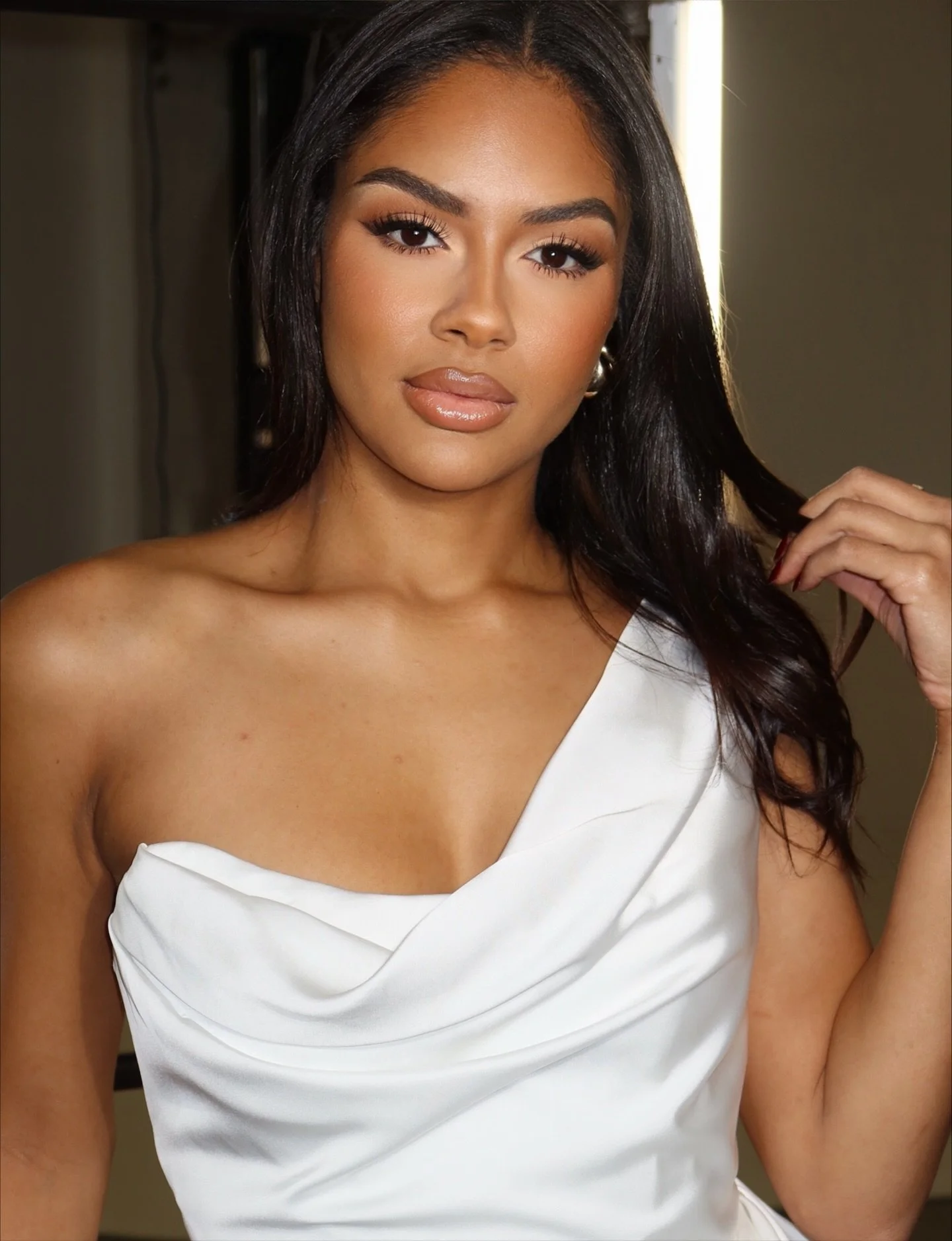 Mirror mirror on the wall&hellip; remind her that she is that girl. ✨💖

Beauty shoot with
Model @julianaduguay 
Designer @ledahofficial 
Photo @nderson.studios 
Studio @studiofocus_mtl 

#makeup #makeupmontreal #mtlmua #montrealmakeupartist