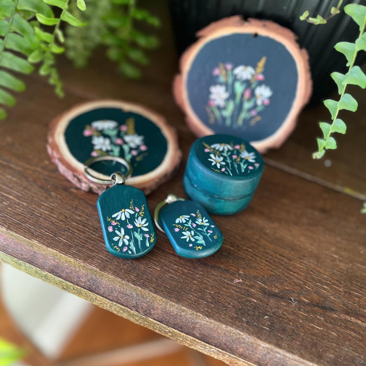 I decided to make a little mini collection based on the one ornament design that I really liked. Now there is an ornament, keychain, and trinket box, all matching. Need to work on more, @makersnorth is only a week and a half away! 😬😬

#FloralPainti