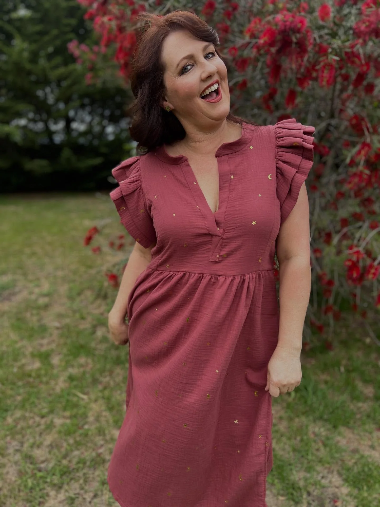 ✨🎄A Starlit Christmas 🎄🌙

Our @dahlia_sewciety November box was full of sparkle and festive joy! 

The fabric of the month was a stunning @poppyfabrics burnt red with glittering gold stars and moons! 

We hope you loved the gifts! We were so lucky