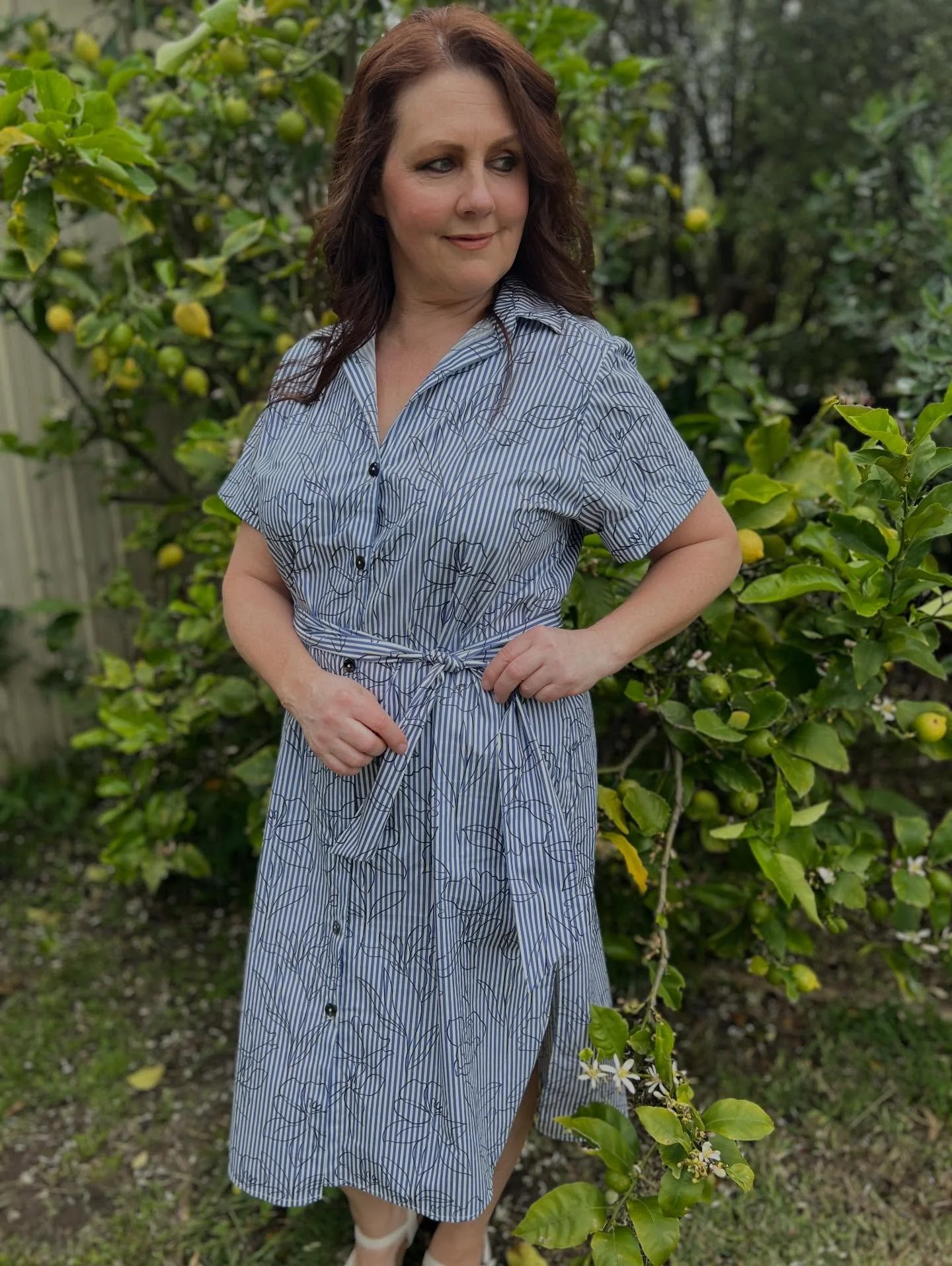My @stylearc #palmerwovendress is the perfect shirt dress to soak up some sunshine for the start of our summer here in Aus! 

I made mine in this gorgeous @mydress_made Alyzee striped cotton. It's a stunning quality and I just love the stripe and sub