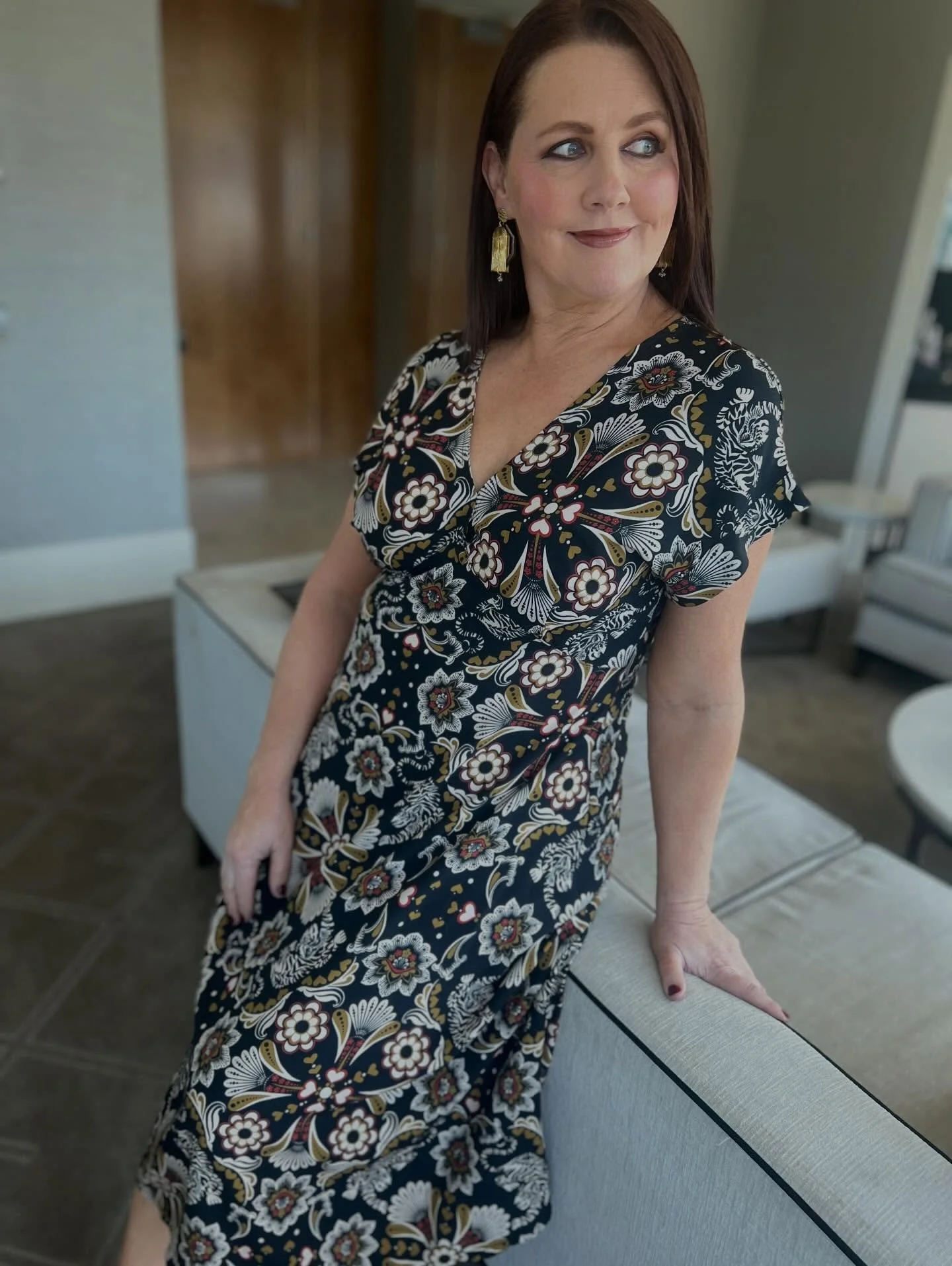 My latest creation is an oldie but a goody! 

It's the @tessutifabrics #loisdress in the most gorgeous @singuliere.cousette "Sacred Tiger" viscose. The print is right up my alley with tigers hidden amongst the florals. 

It's a fabulous pat