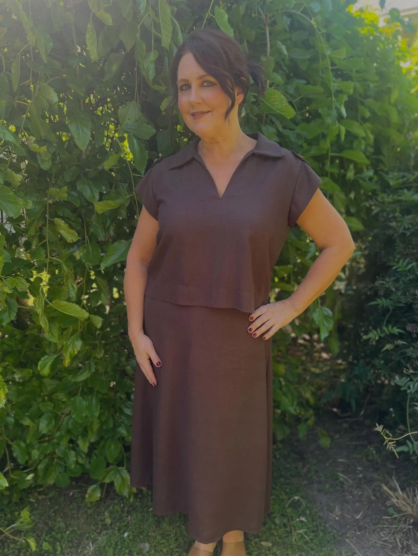 One of my December makes was a co-ord set in our gorgeous espresso linen viscose blends!

The @patternemporium_kate #abouttownpopovershirt with the cutest epaulettes on the shoulder.

I've paired it with the @patternemporium_kate #easydoesitskirt and