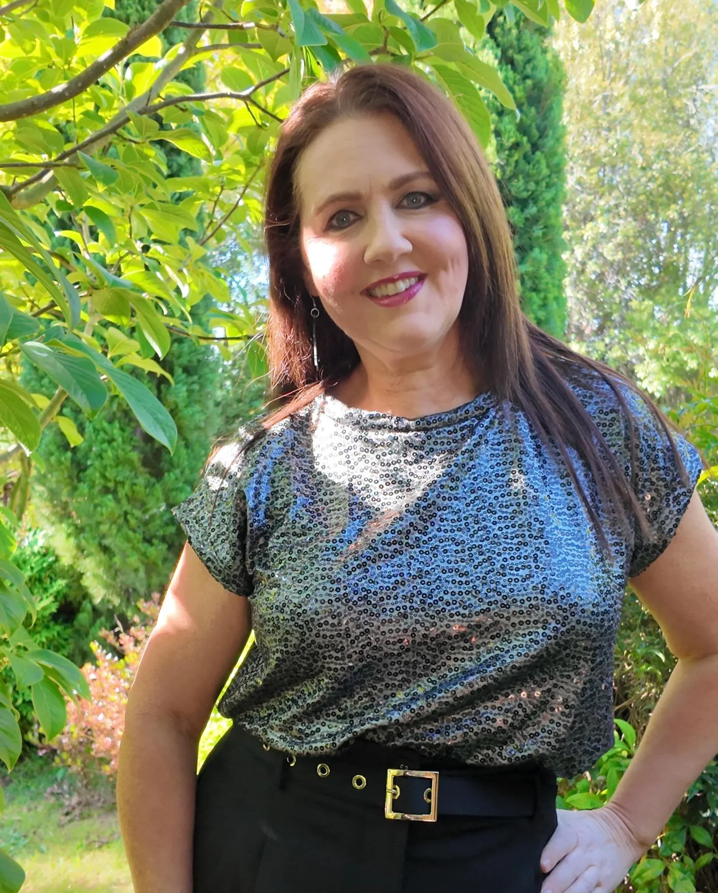 🪩A little sparkle with @ladymcelroyfabrics sequins in a stunning silver/grey knit. 

I made the @just_patterns Kate tee, a super easy pattern to whip up using any knit fabric but I love how much a fancy knit can dress up such a simple pattern. 

#ju