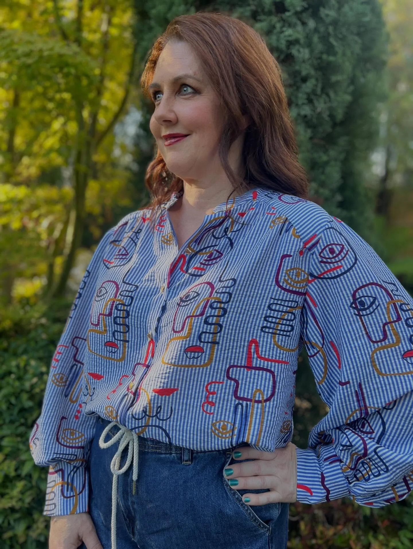 The latest collection of @atelierjupe has arrived @dahliasewciety 

I just couldn't resist this stunning textured viscose crepe in a beautiful abstract stripe blue and white print!

Because Autumn is here, I decided that the Alexa blouse from the @at