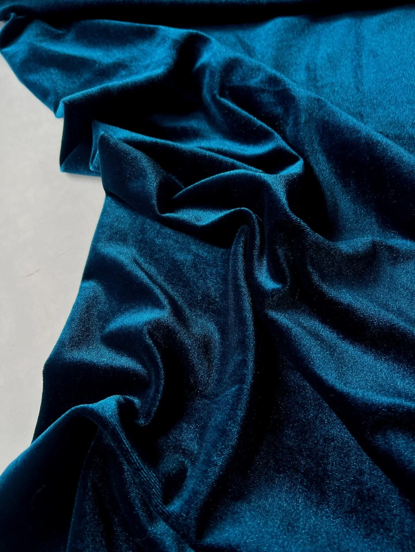 Introducing our new glamorous Belle velvet knit jersey @dahliasewciety 

Peacock, Mahogany, Peridot and Garnet! 

We just love the inspiration in the patterns pictured here too! 

The @namedclothing Kajo, the @wardrobebymepatterns Wanda, the @just_pa