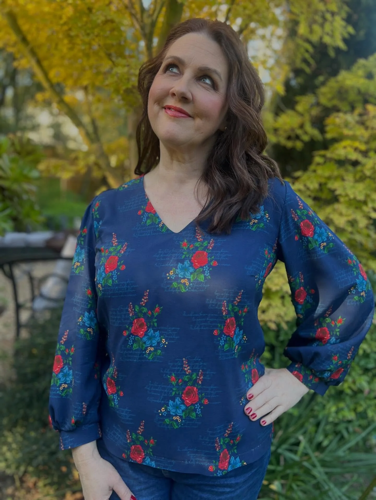How stunning is this @lisetailor "Poem" and "Bookline" viscose from the new collection "Book Club" @dahliasewciety 

I made an @atelierjupe Zoey blouse in mine and just lengthened the sleeves to make it more appropriate 