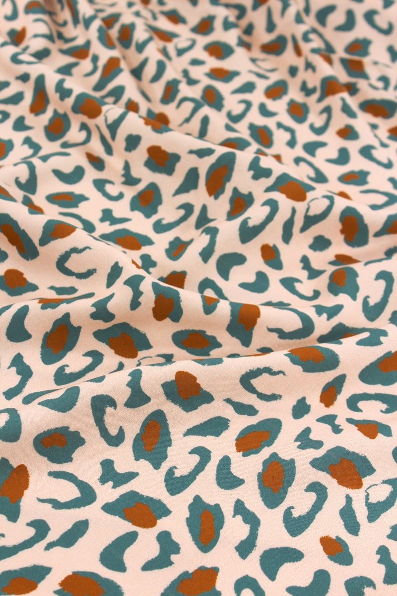 tissu-viscose-leopard-bagheera-vert-eucalyptus-eglantine-et-zoe-2-min.jpg