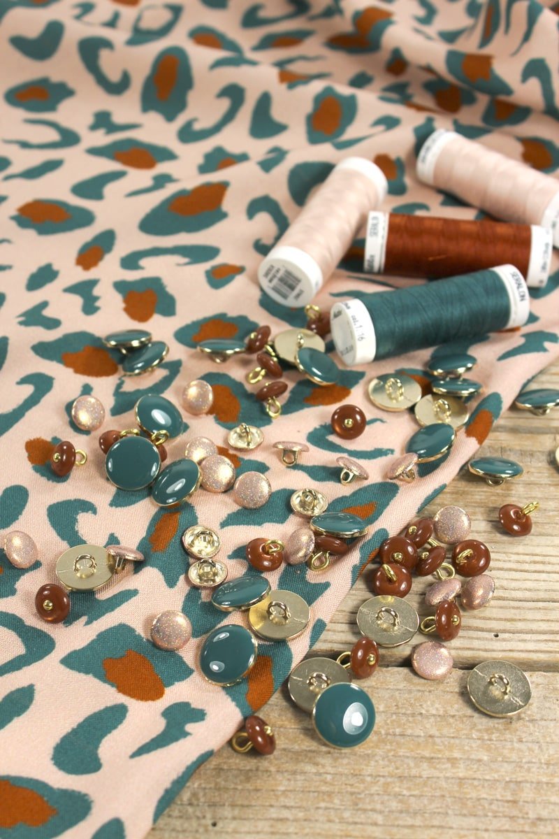 tissu-viscose-leopard-bagheera-vert-eucalyptus-eglantine-et-zoe-5-min.jpg