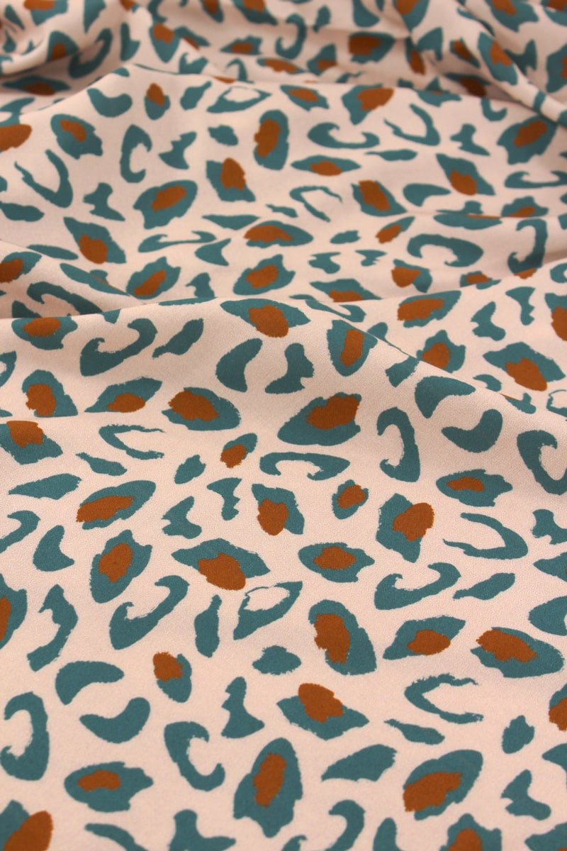tissu-viscose-leopard-bagheera-vert-eucalyptus-eglantine-et-zoe-6-min.jpg